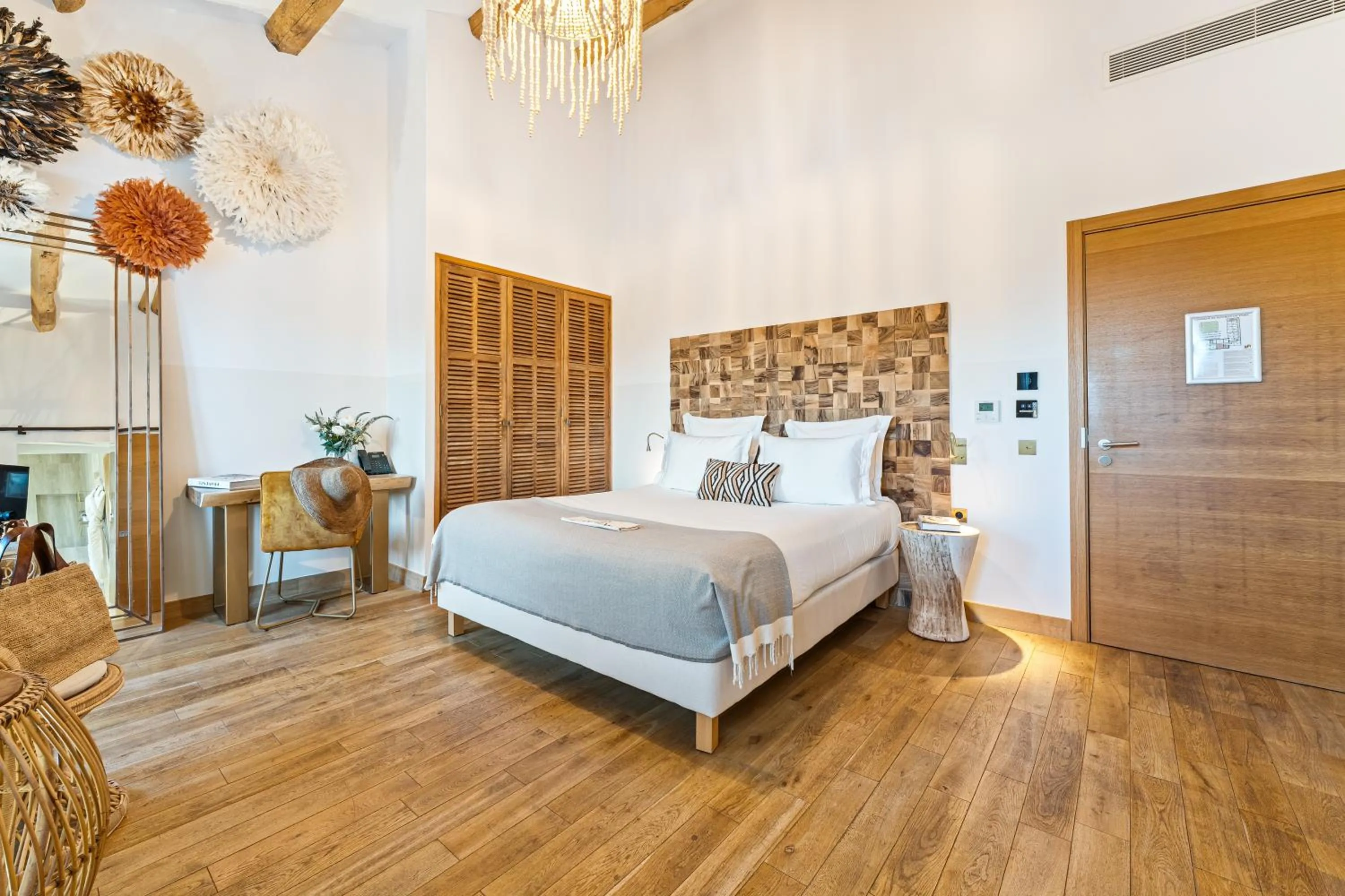 Bed in Hôtel Le Saint Remy & Spa