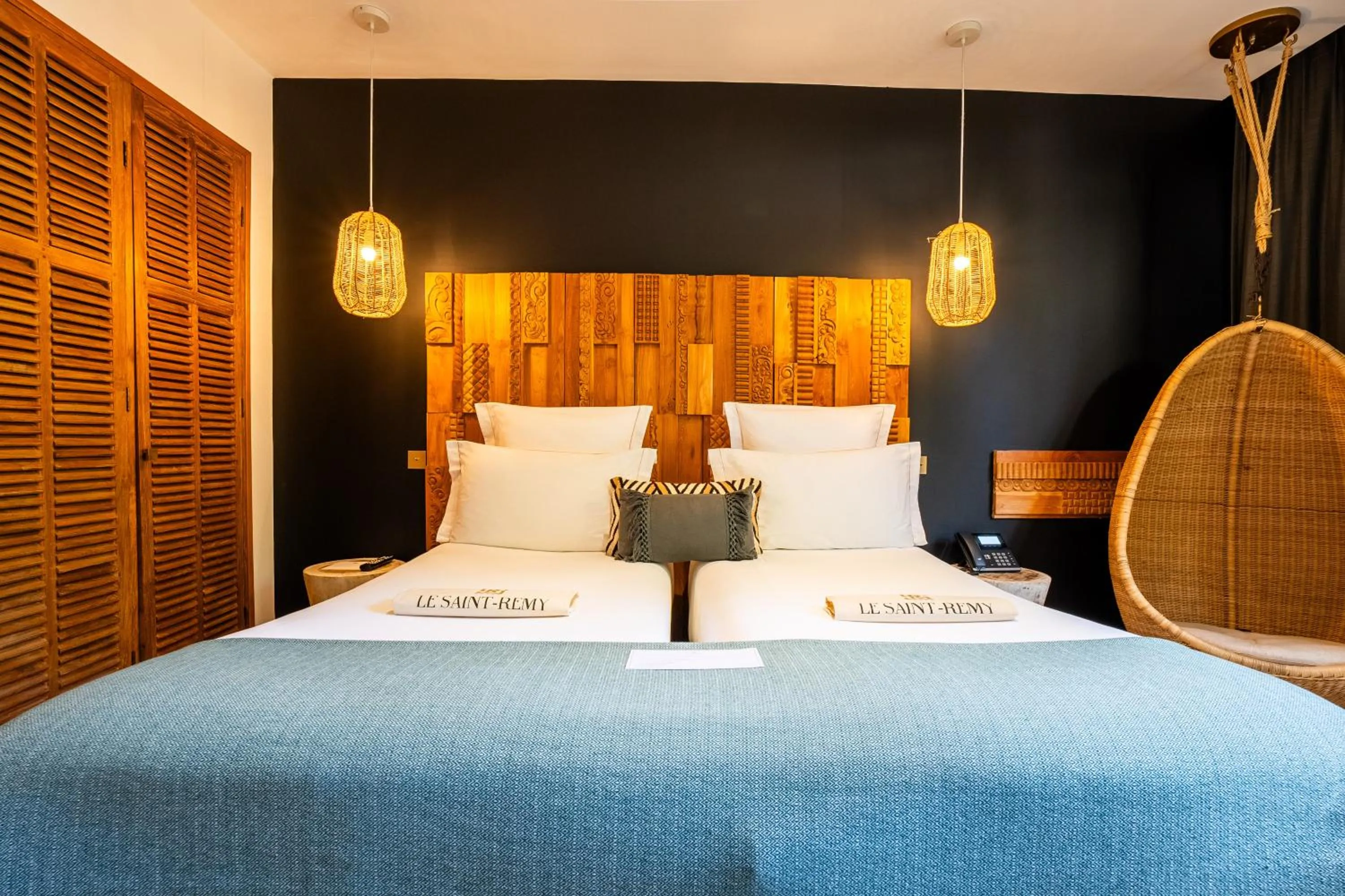 Bed in Hôtel Le Saint Remy & Spa