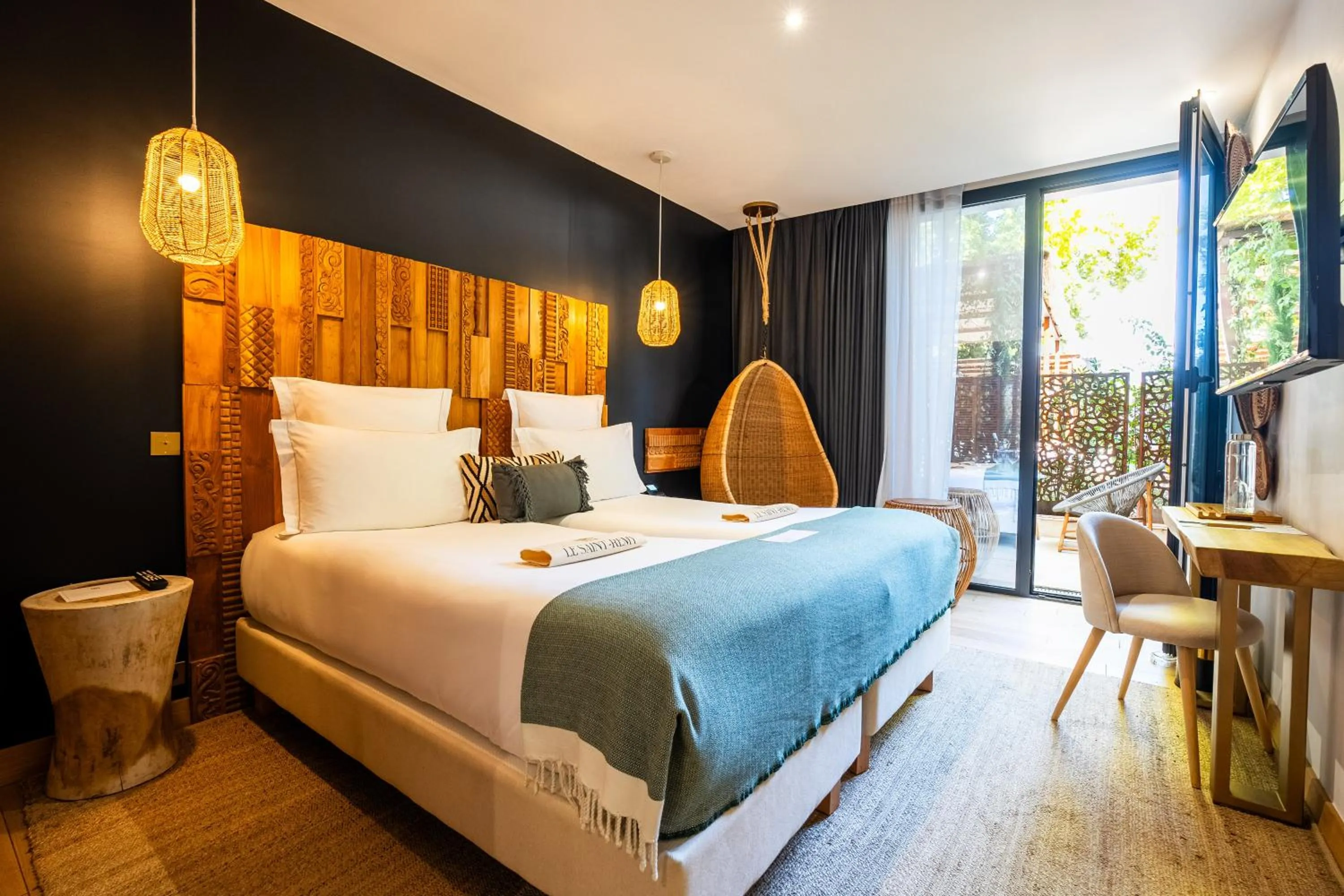 Bed in Hôtel Le Saint Remy & Spa