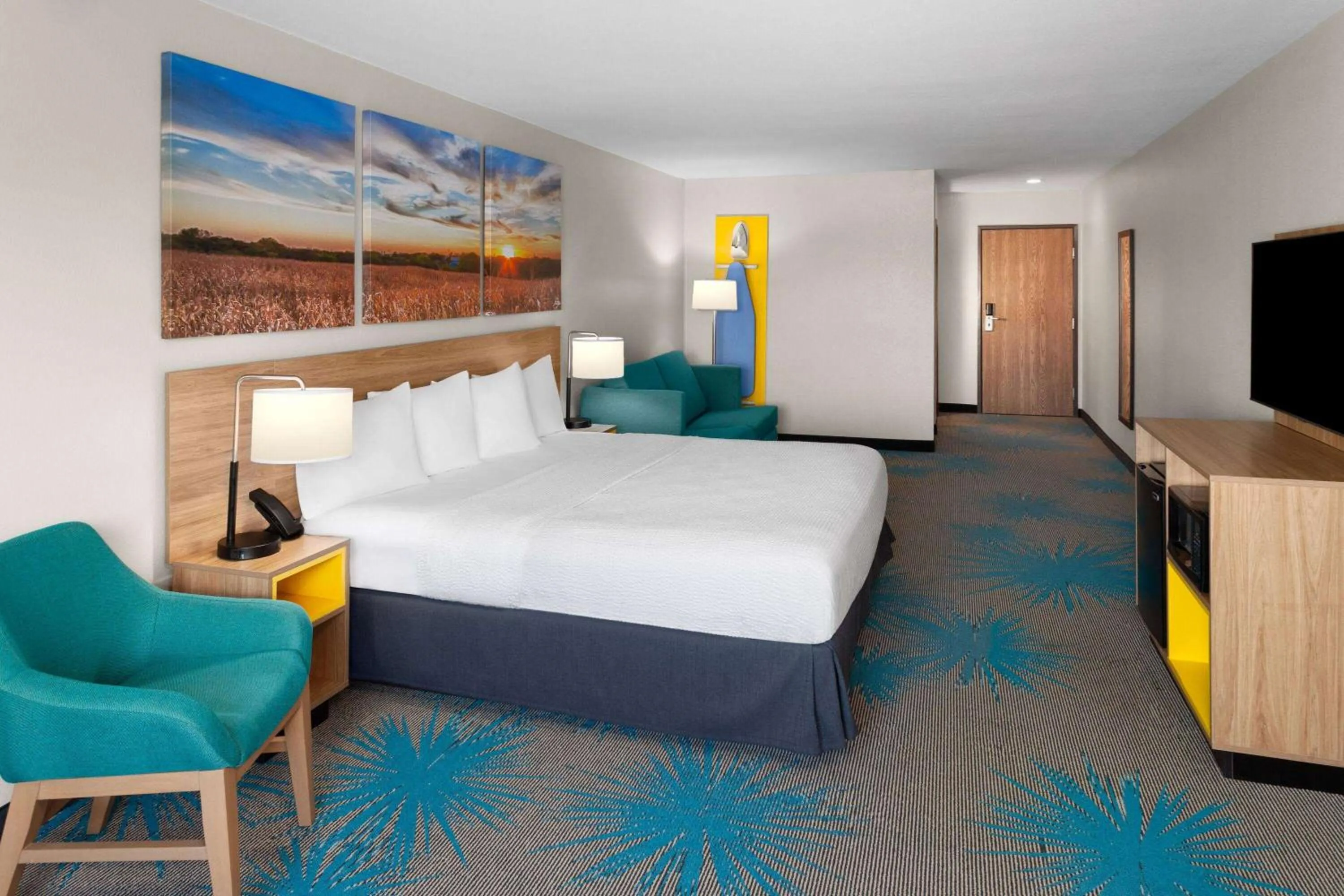 Photo of the whole room, Bed in Days Inn & Suites by Wyndham Morris I-80