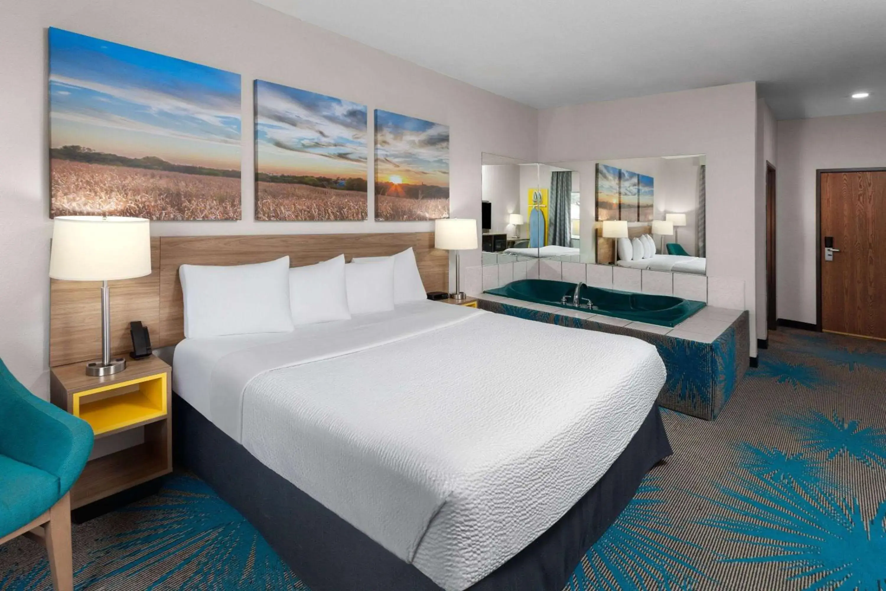 Bath, Bed in Days Inn & Suites by Wyndham Morris I-80 Bath, Bed in Days Inn & Suites by Wyndham Morris I-80