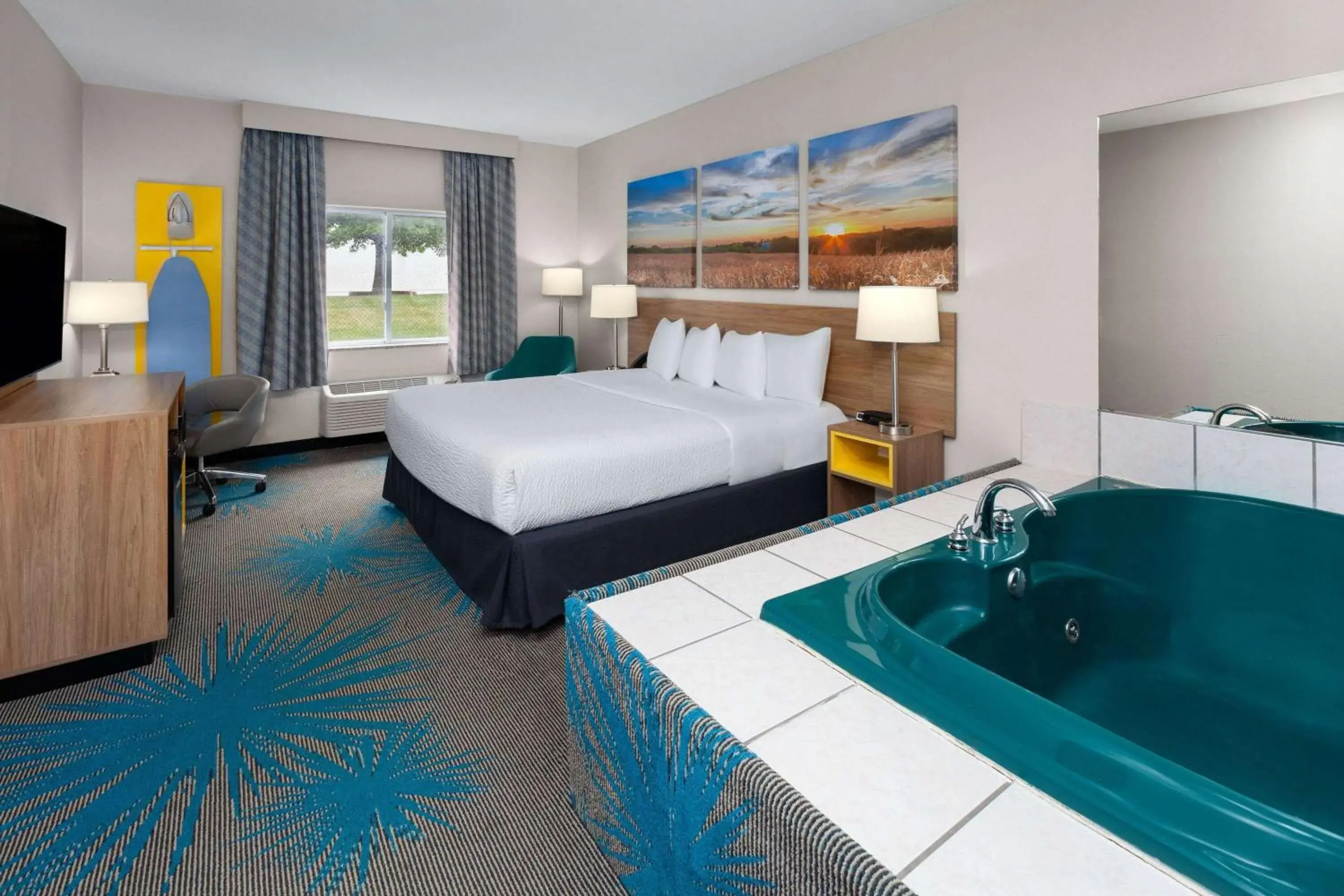 Bath, Bed in Days Inn & Suites by Wyndham Morris I-80 Bath, Bed in Days Inn & Suites by Wyndham Morris I-80