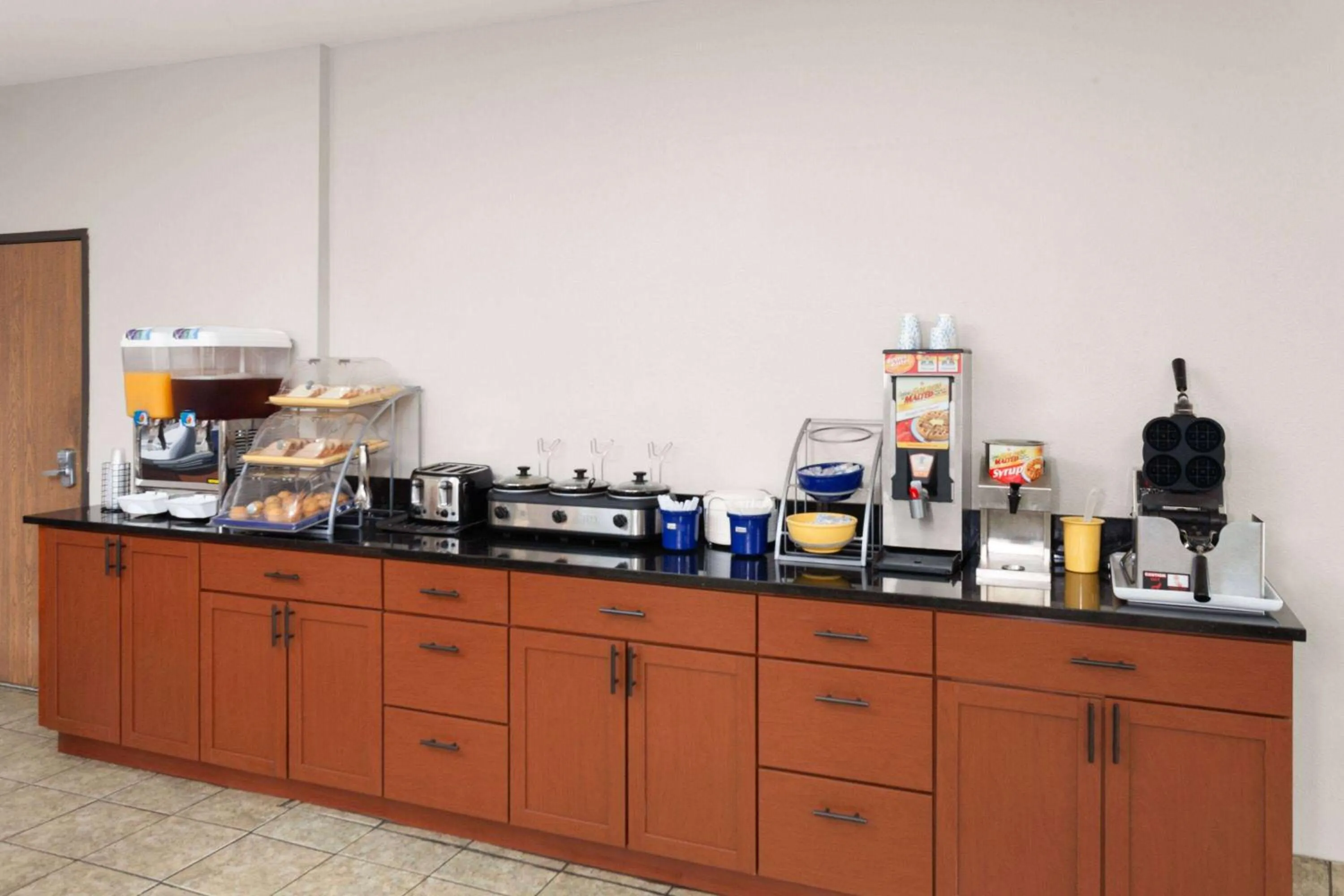 Breakfast in Days Inn & Suites by Wyndham Morris I-80