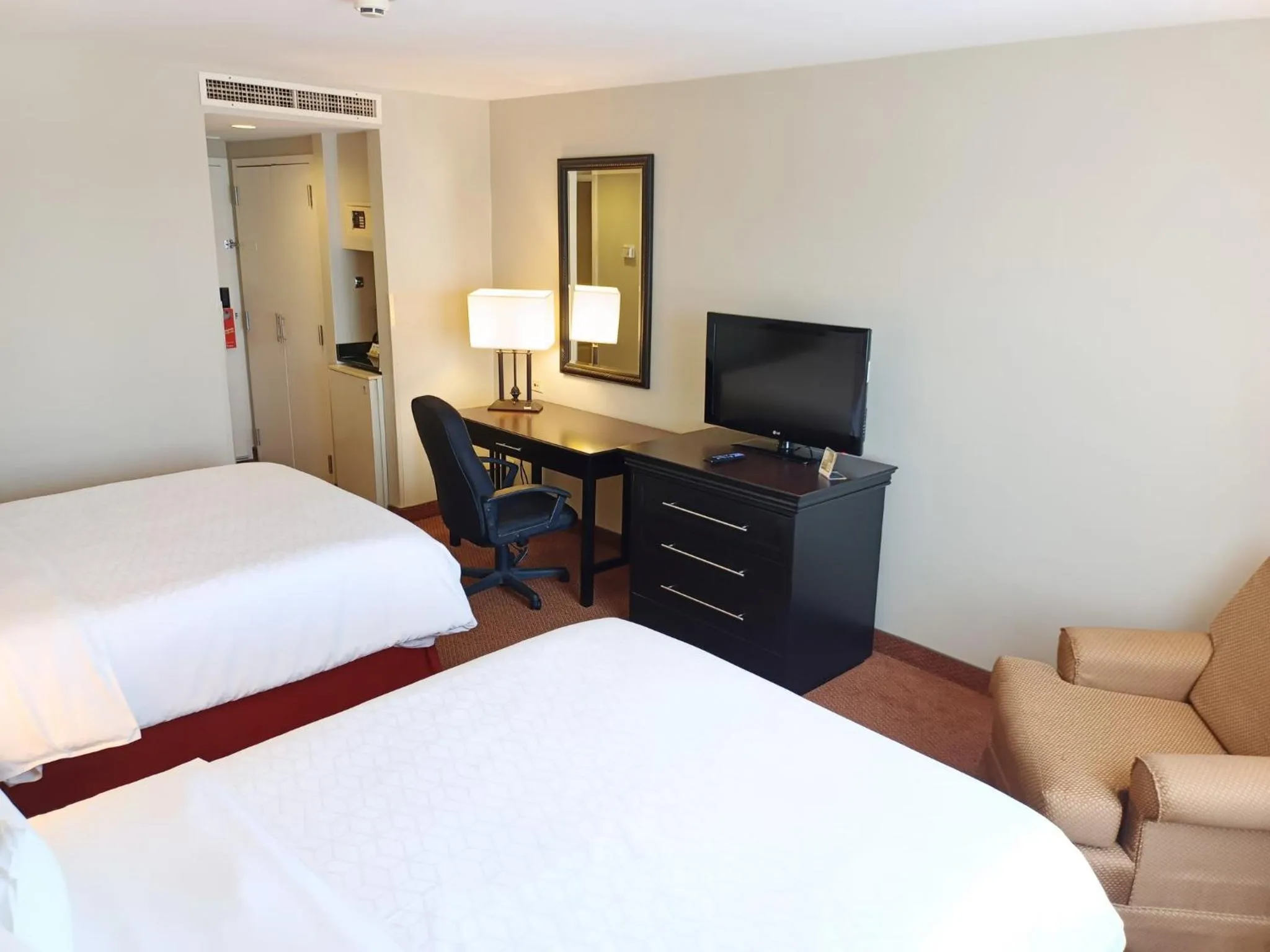 Photo of the whole room, Bed in Holiday Inn Reynosa Zona Dorada by IHG