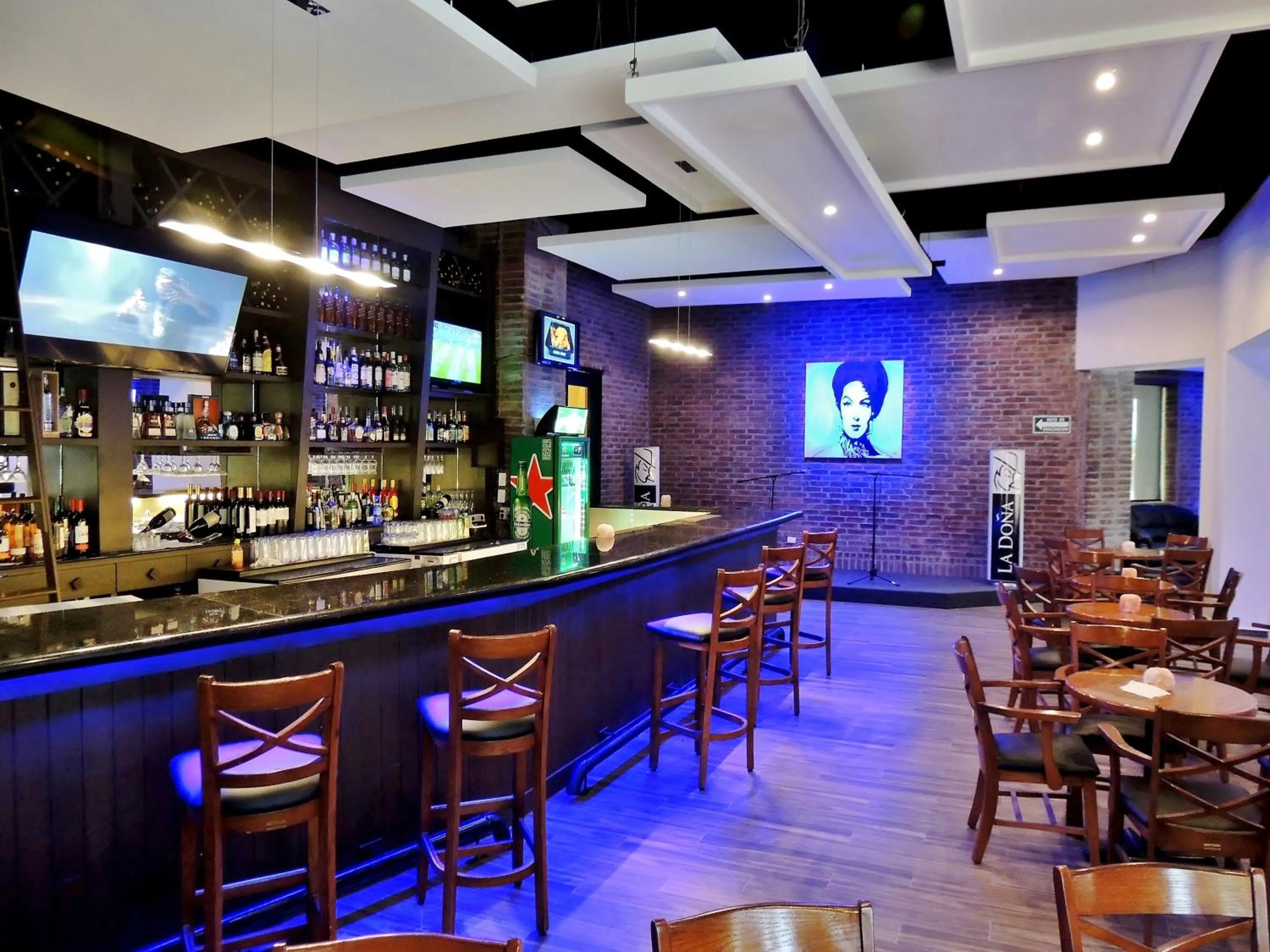 Lounge or bar in Holiday Inn Reynosa Zona Dorada by IHG