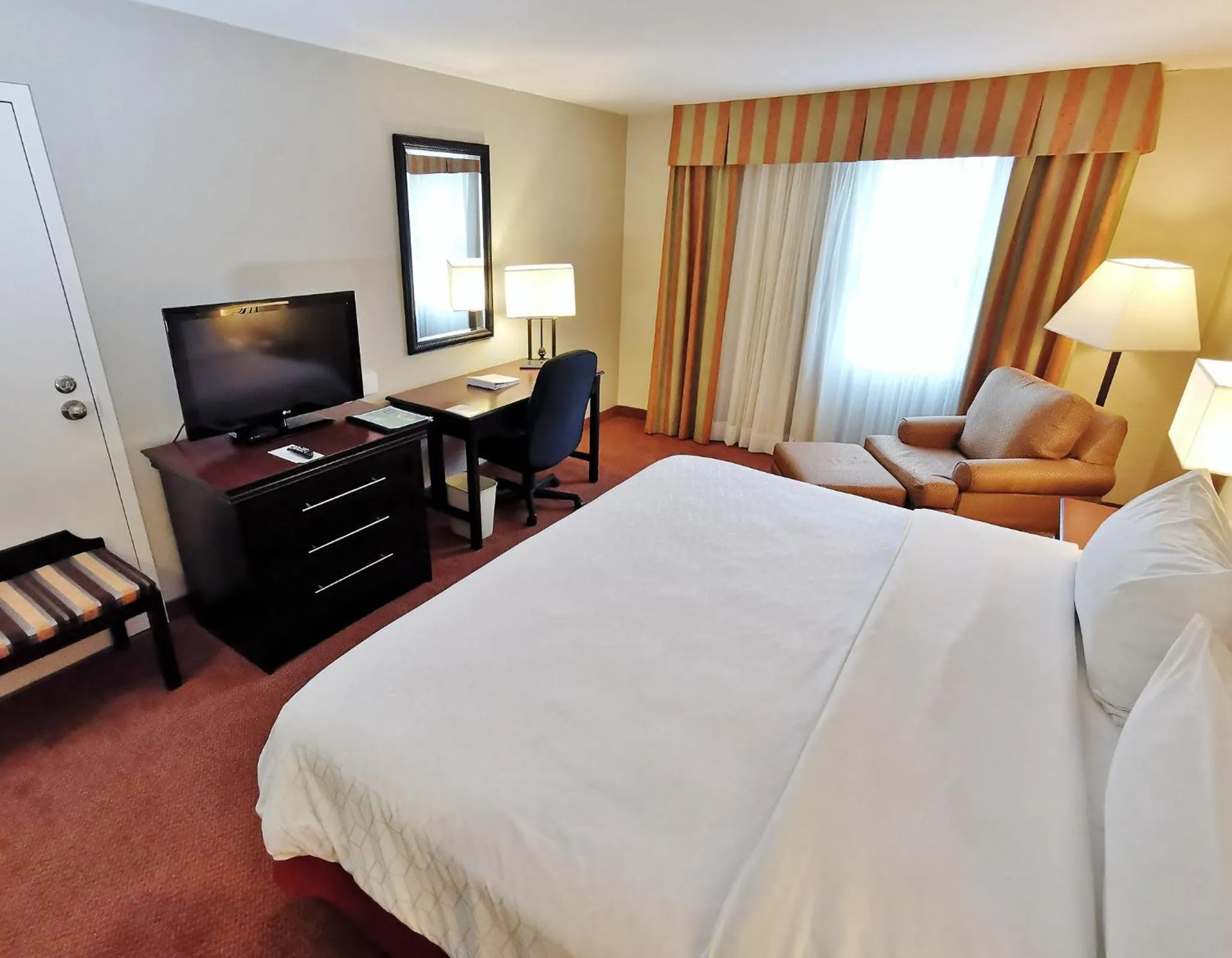 Photo of the whole room, Bed in Holiday Inn Reynosa Zona Dorada by IHG