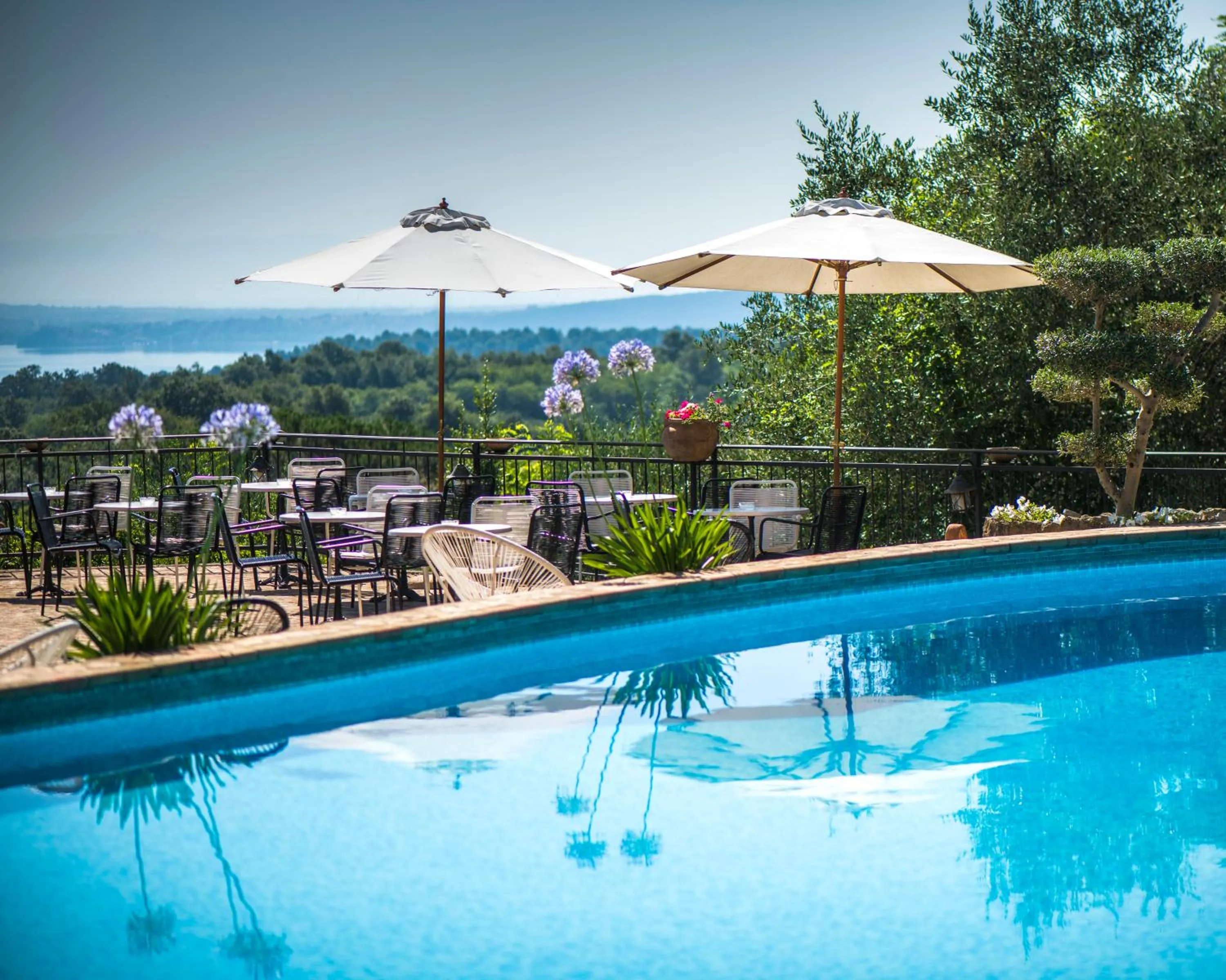 Library in Villa Clodia Relais