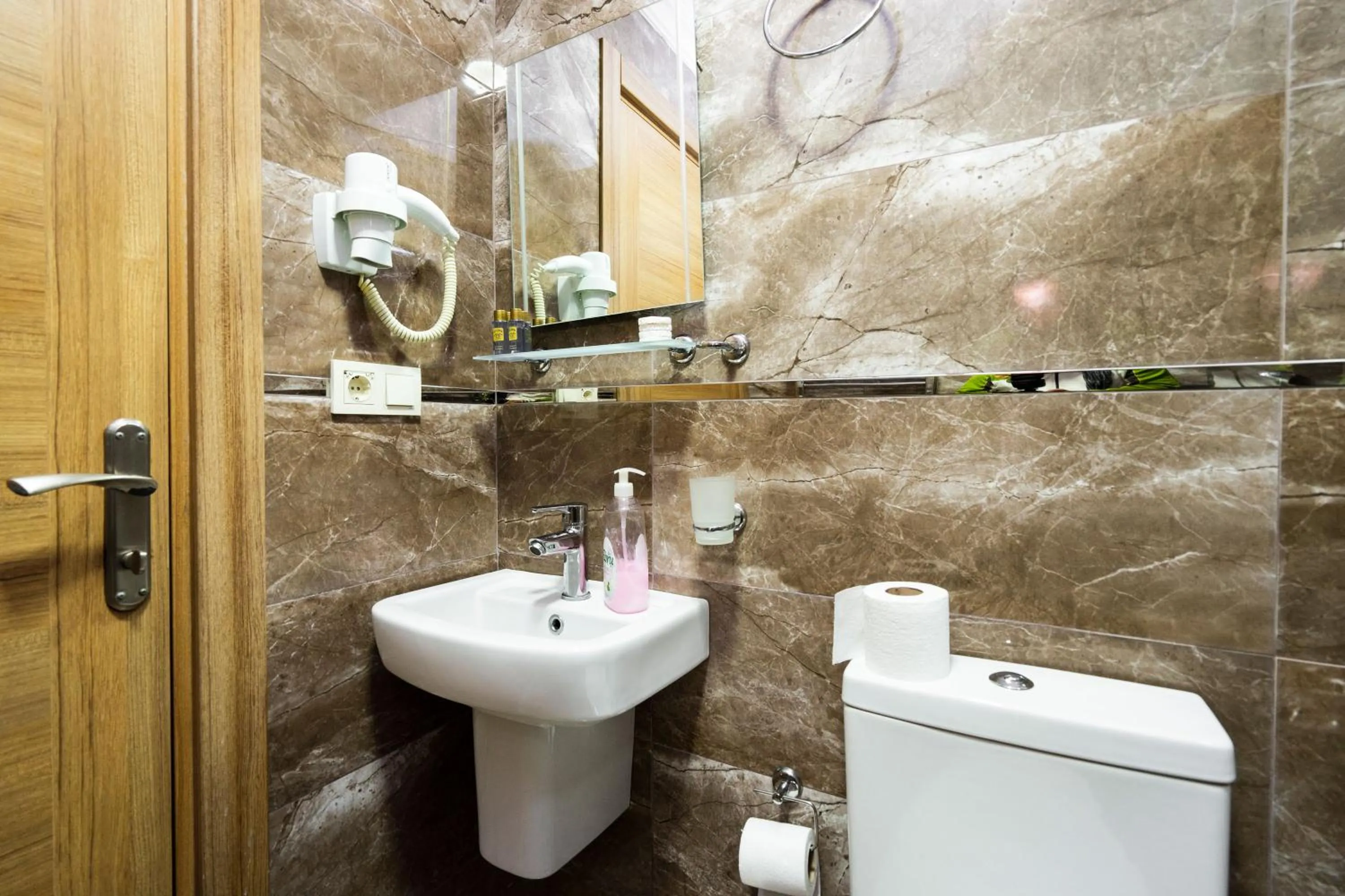 Shower in Harbour Suites Old City