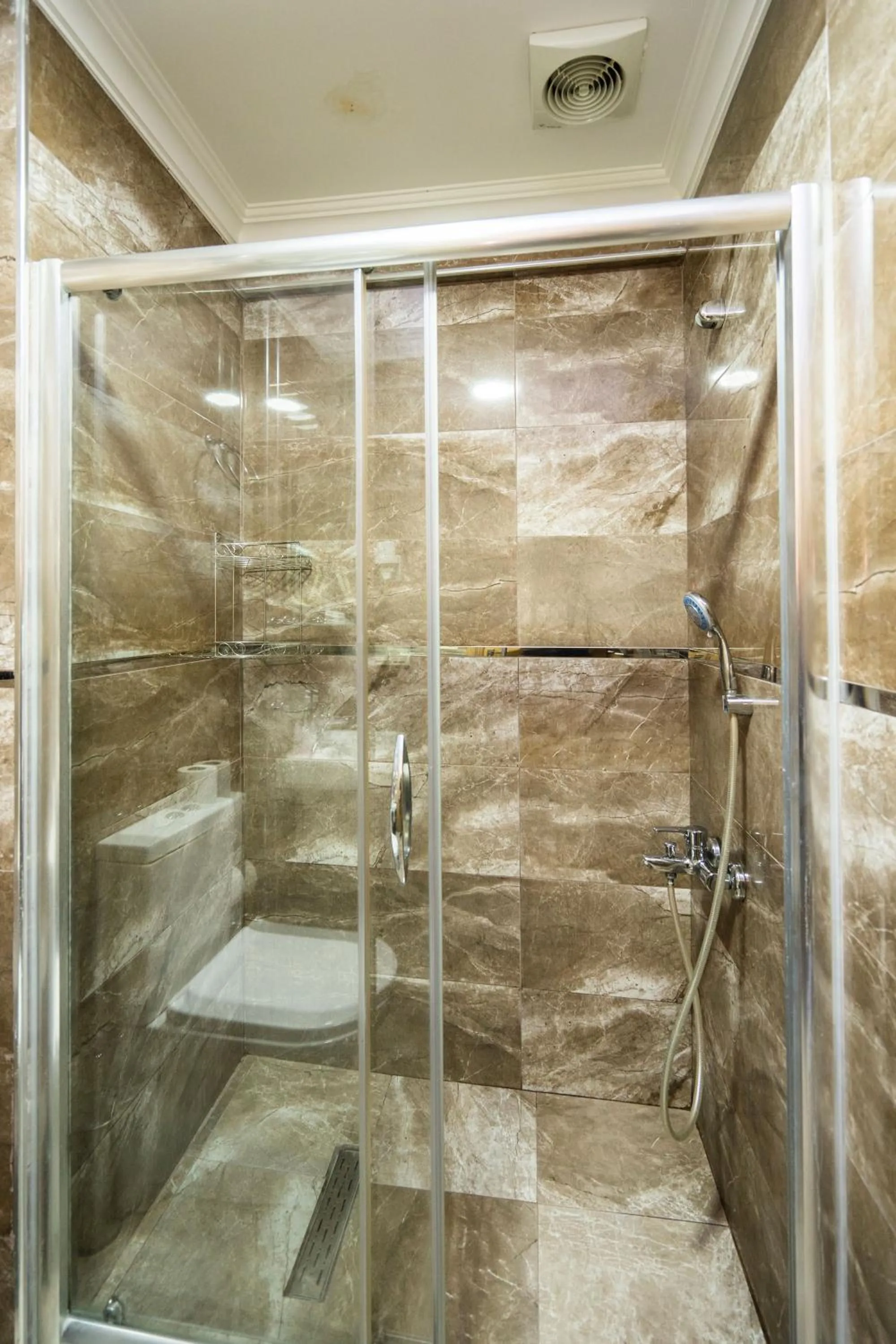 Shower in Harbour Suites Old City