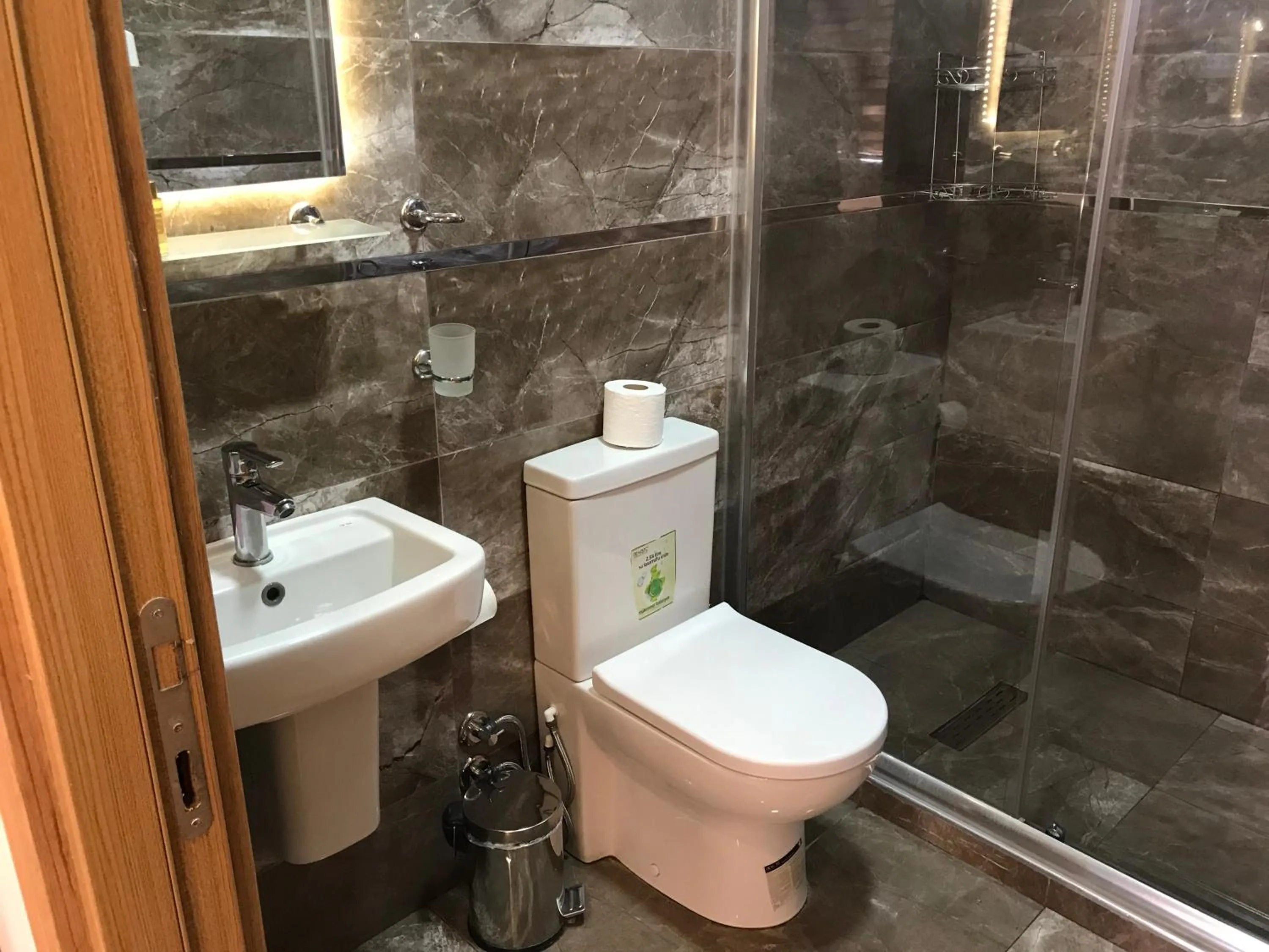 Shower in Harbour Suites Old City