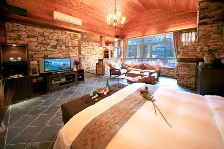 Communal lounge/ TV room in Ming Lu Holiday Hotel