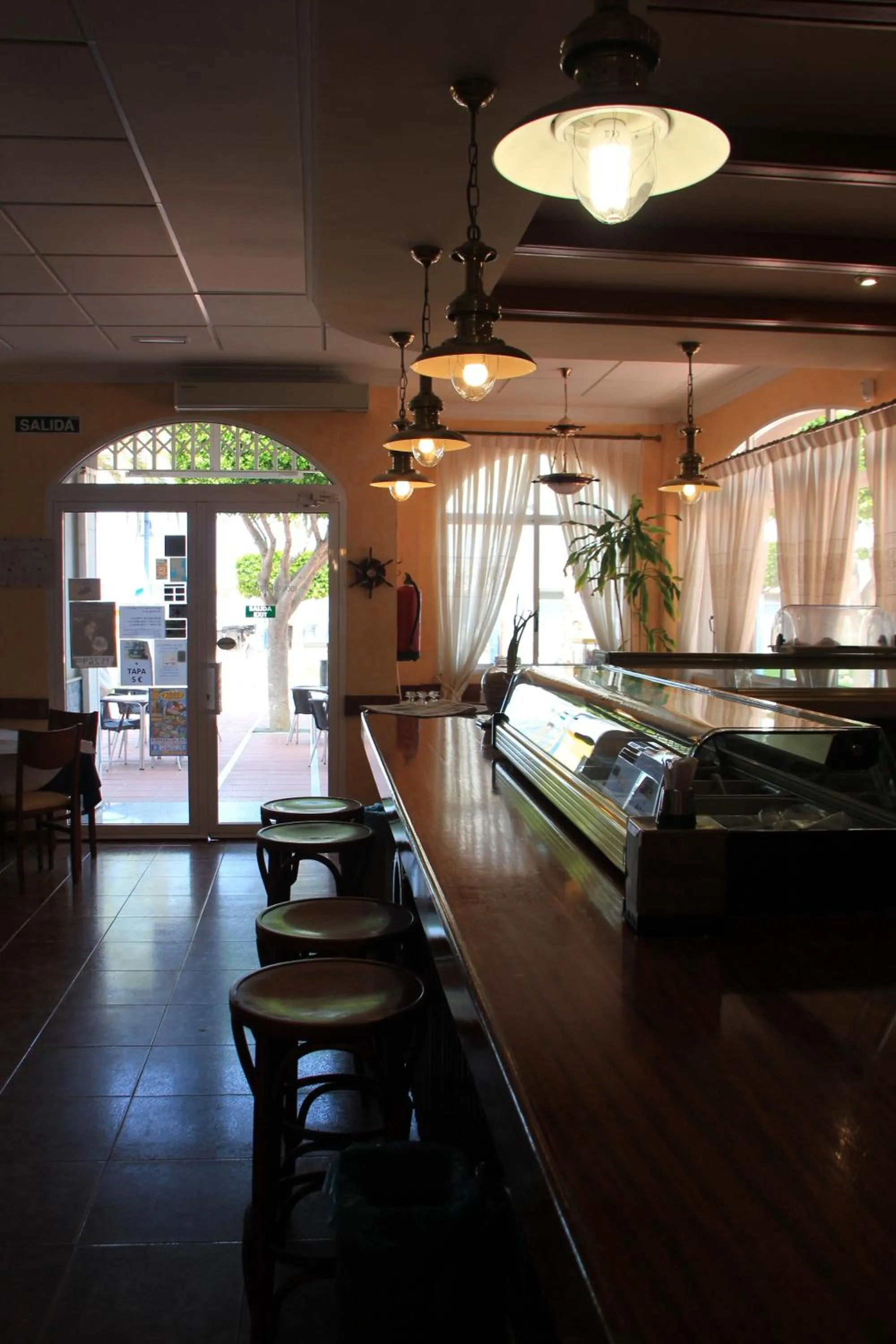 Restaurant/places to eat in Hotel El Marino