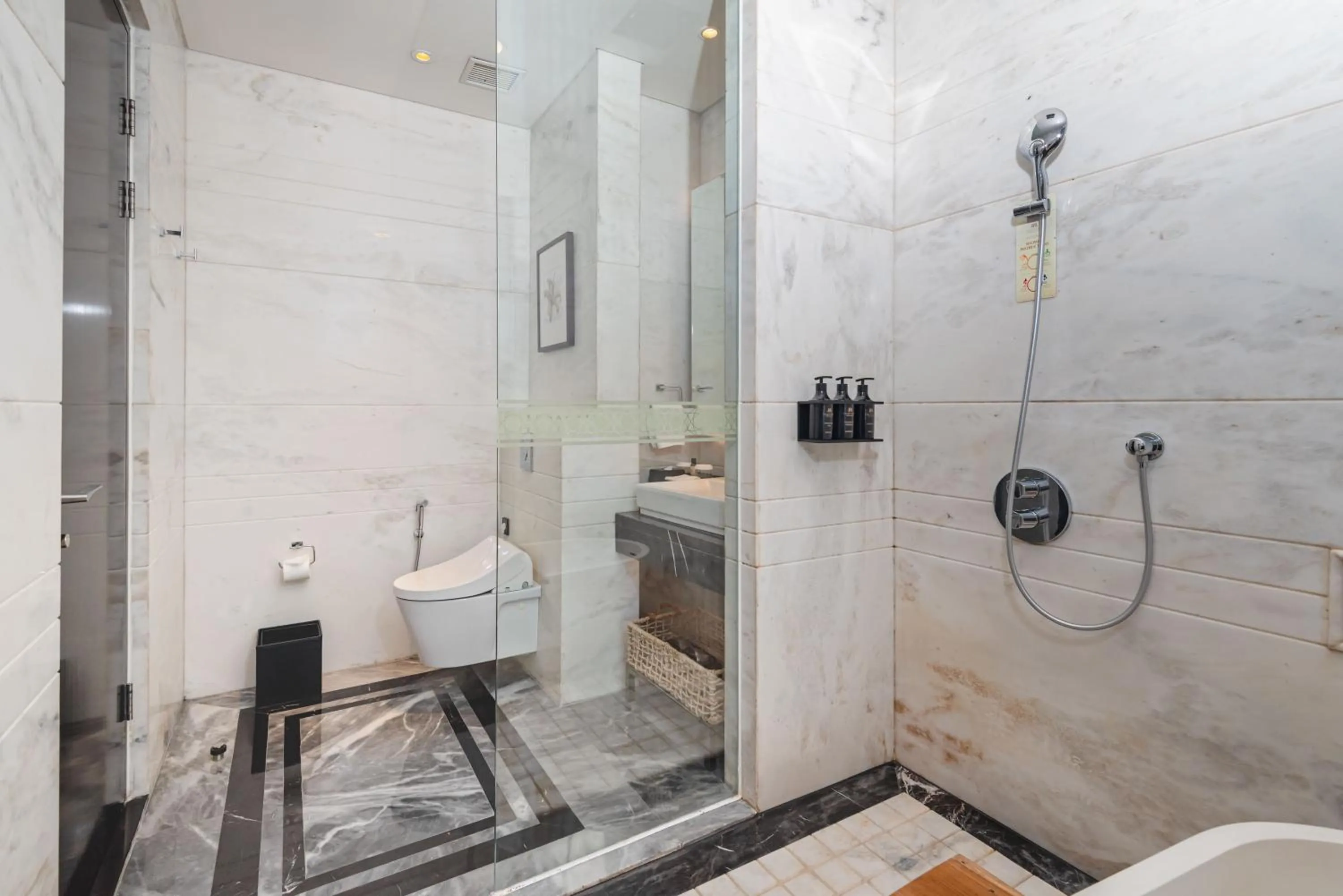 Shower in JHL Solitaire Gading Serpong