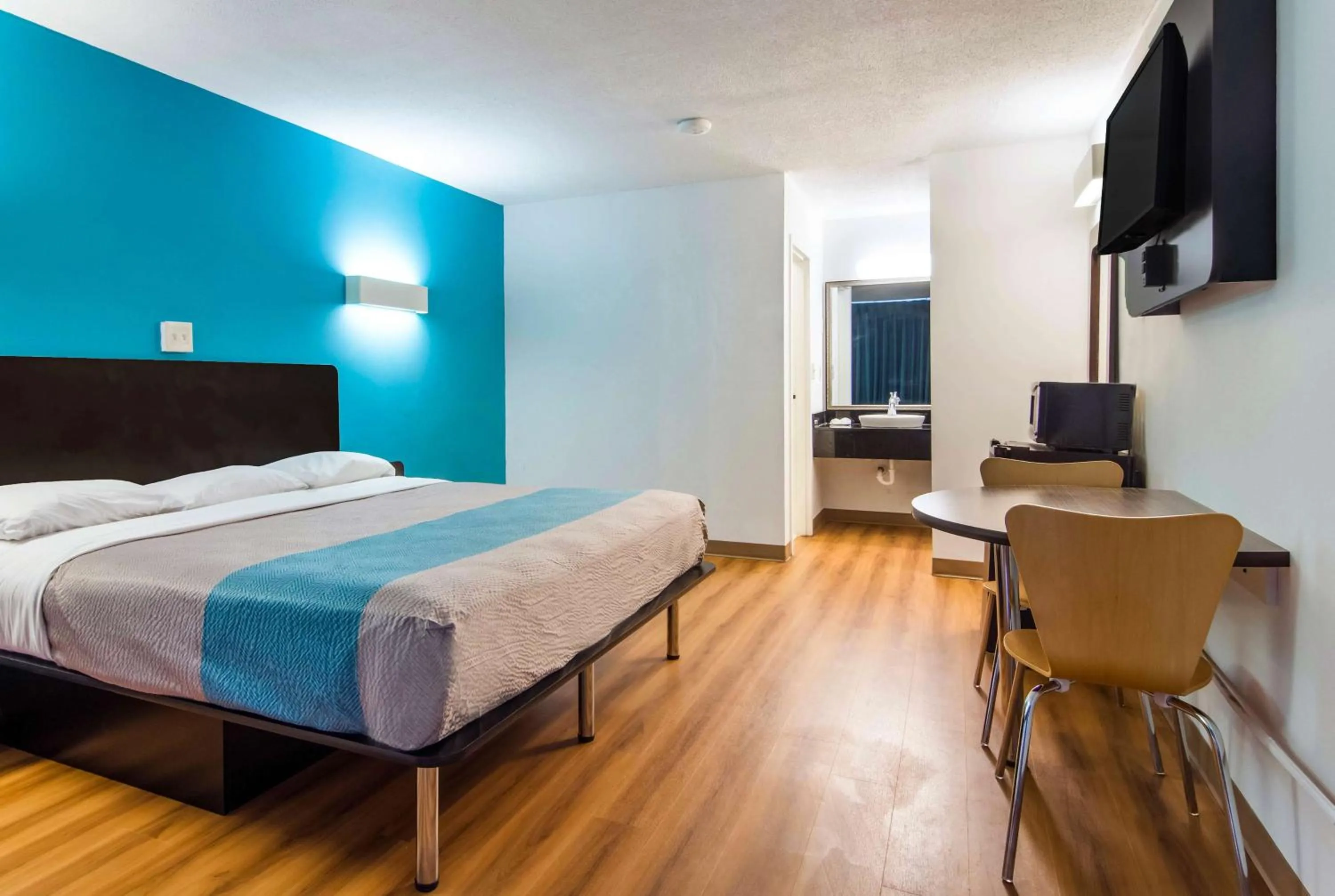 Photo of the whole room, Bed in Motel-6 Lagrange Ga