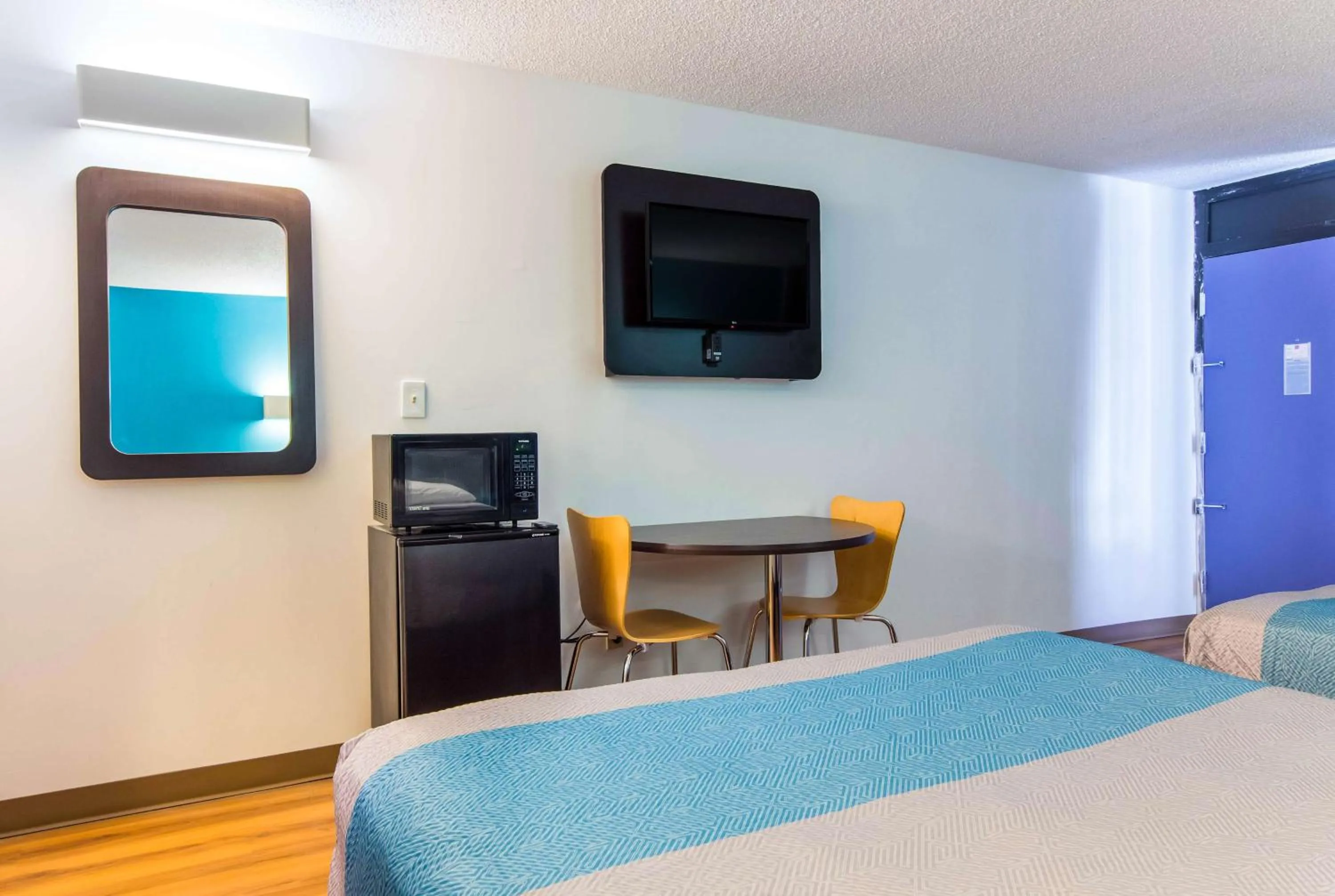 Photo of the whole room, Bed in Motel-6 Lagrange Ga