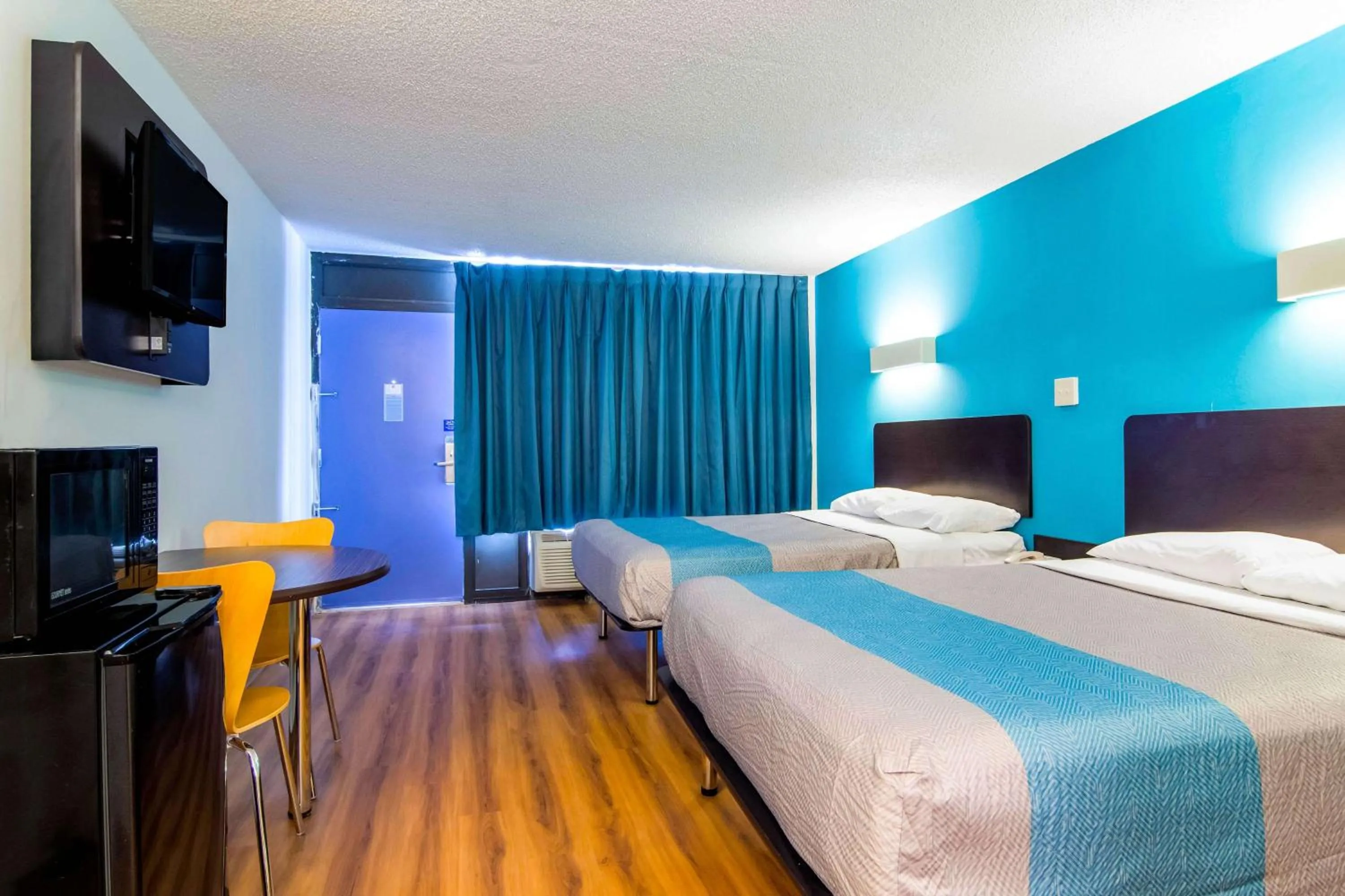 Photo of the whole room, Bed in Motel-6 Lagrange Ga