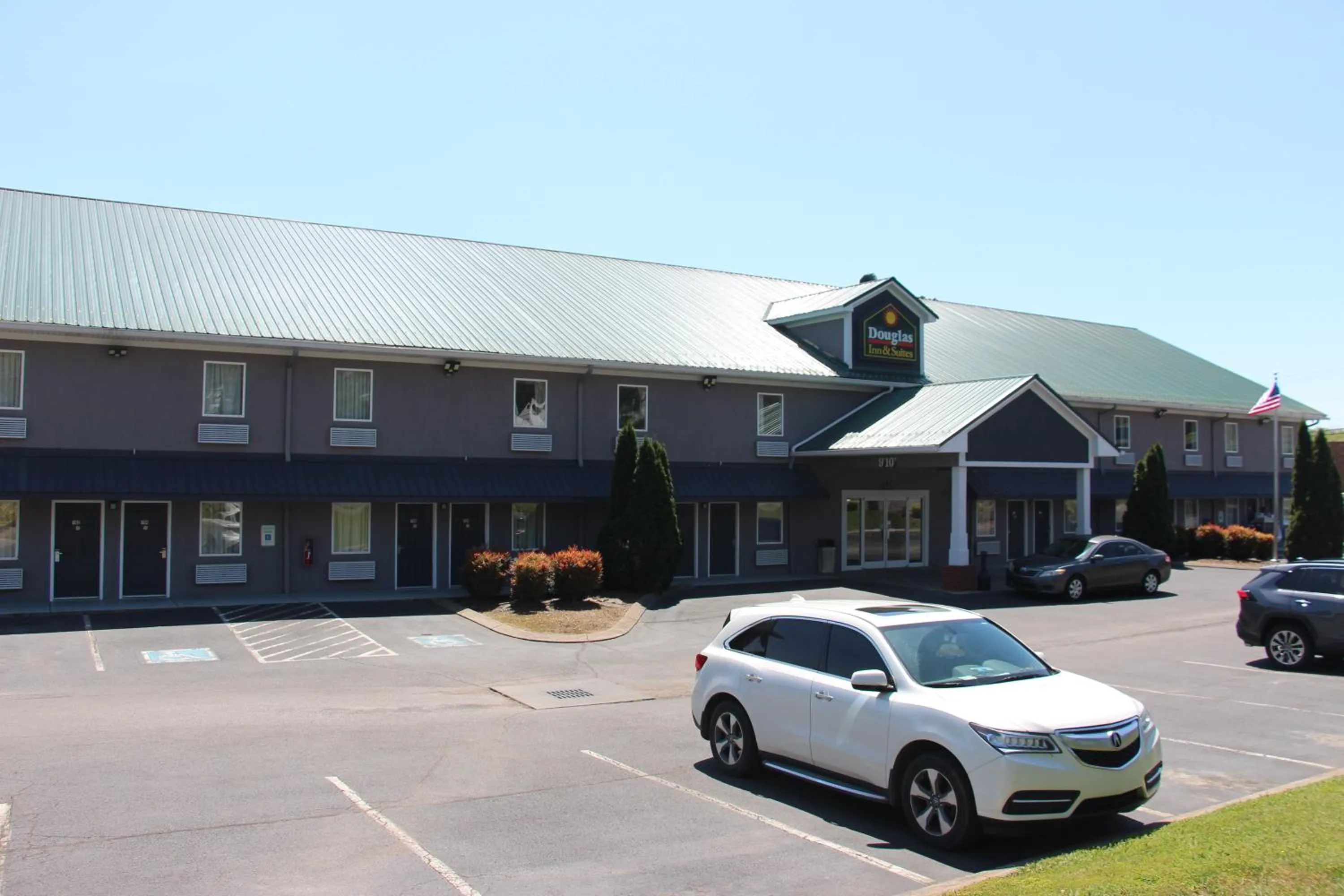 Property building in Douglas Inn & Suites