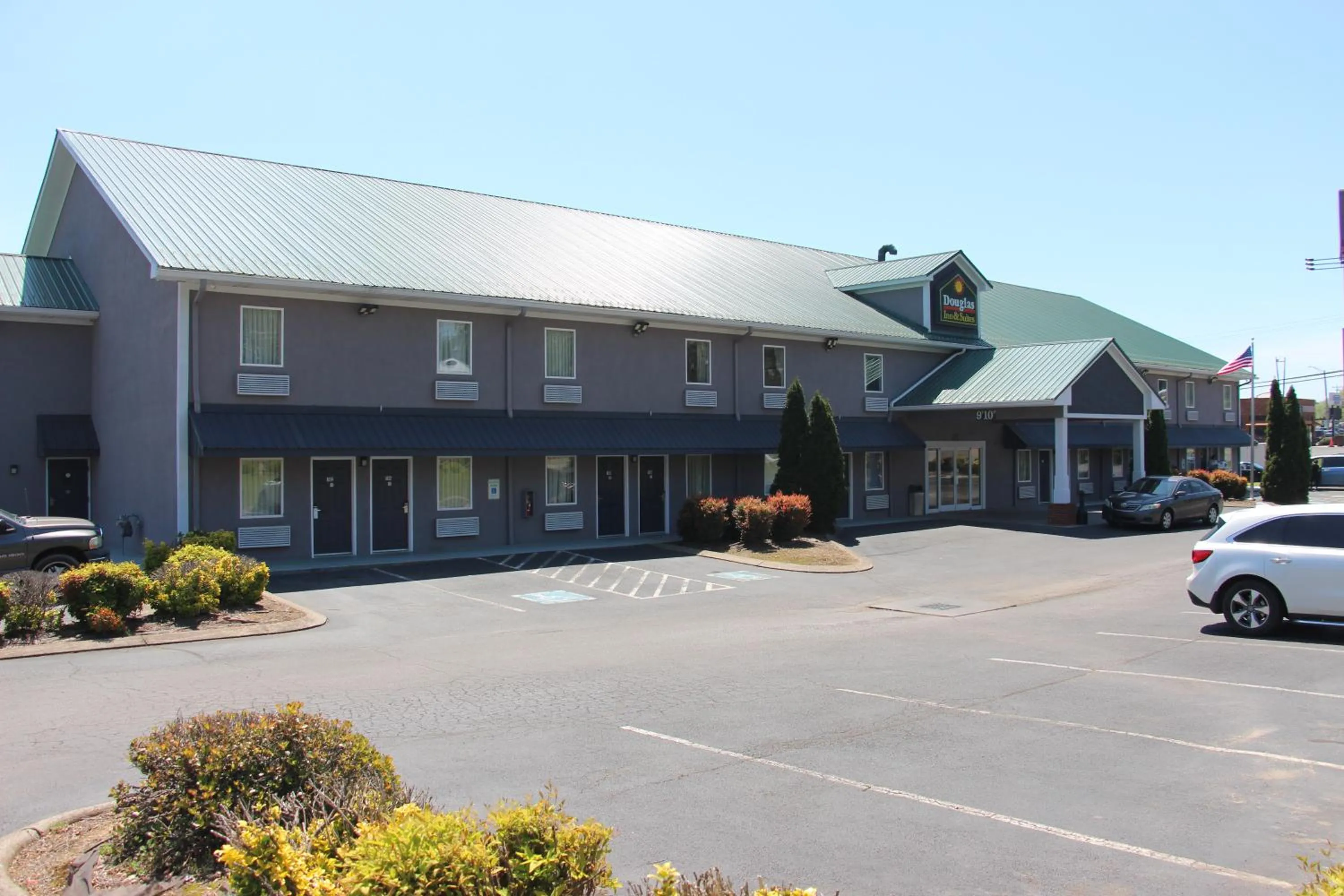 Property building in Douglas Inn & Suites
