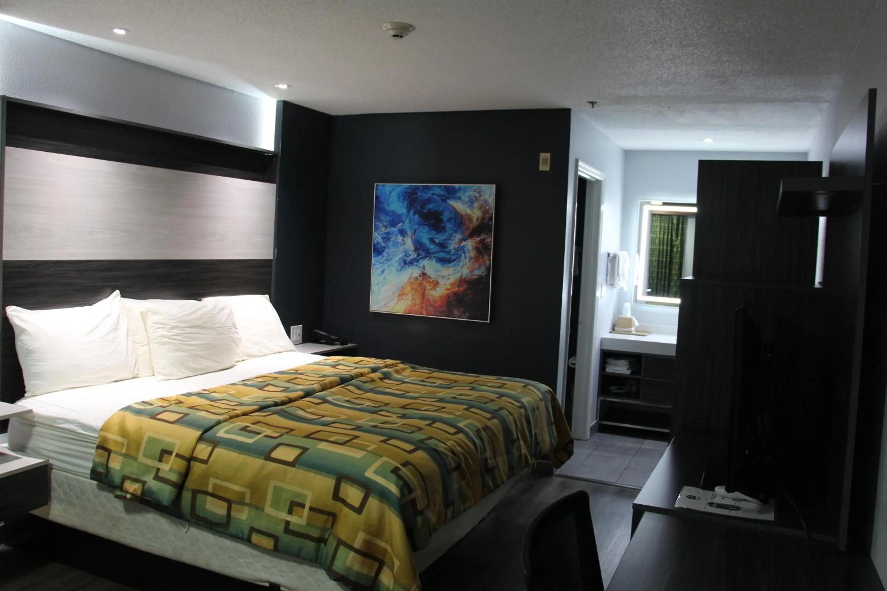 Photo of the whole room, Bed in Douglas Inn & Suites