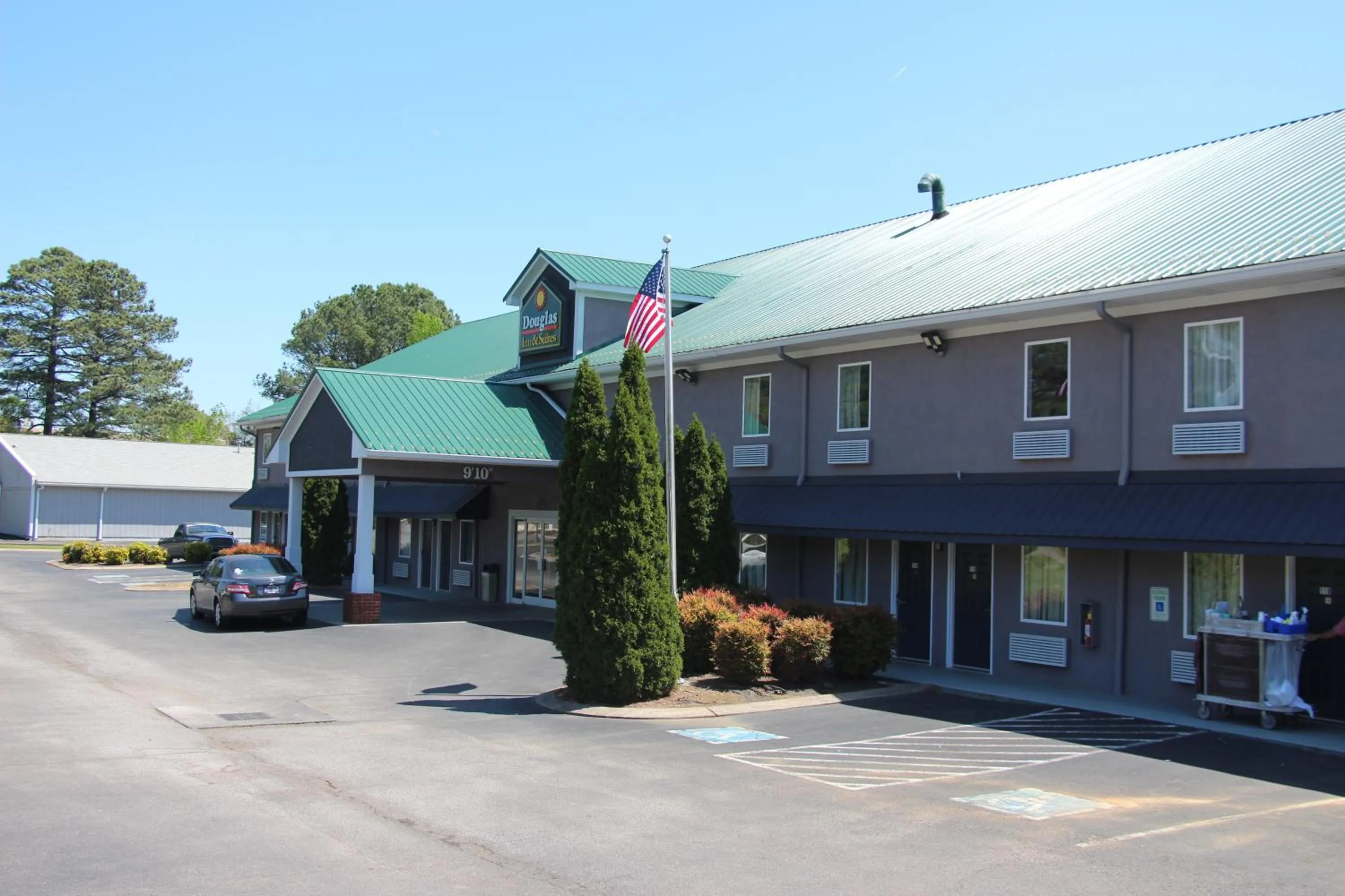 Property building in Douglas Inn & Suites