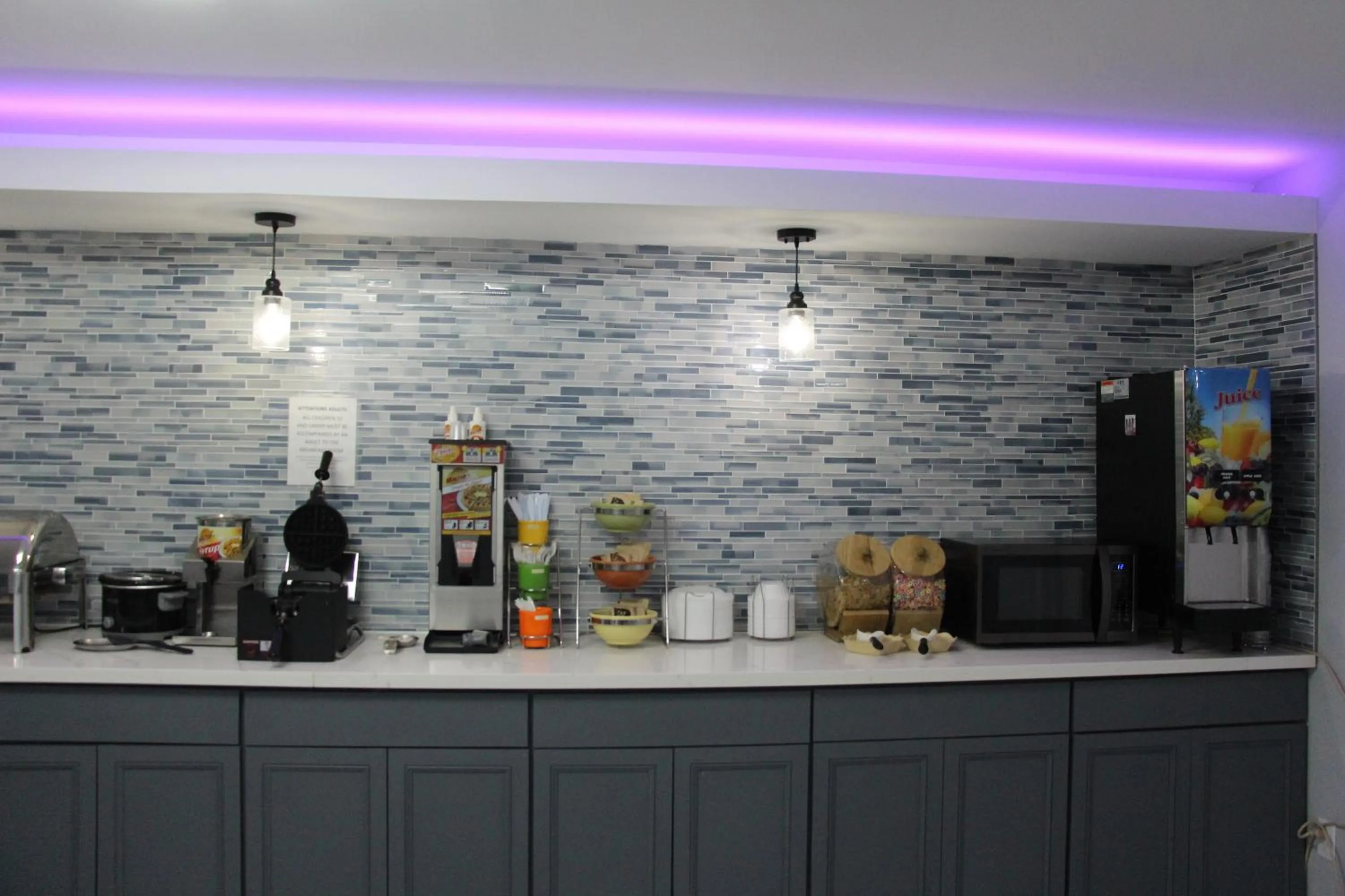 Breakfast in Douglas Inn & Suites