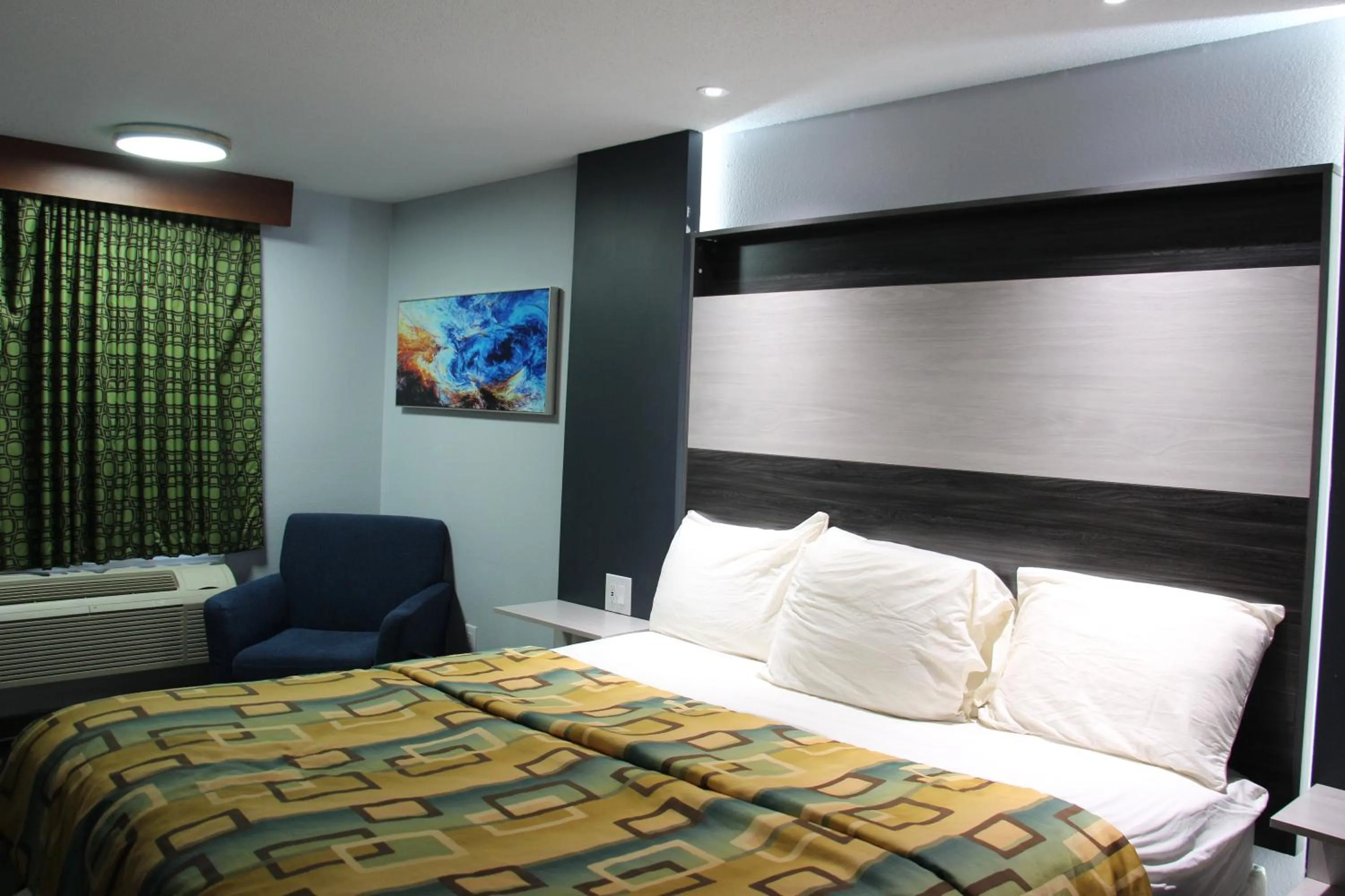 Bedroom, Bed in Douglas Inn & Suites