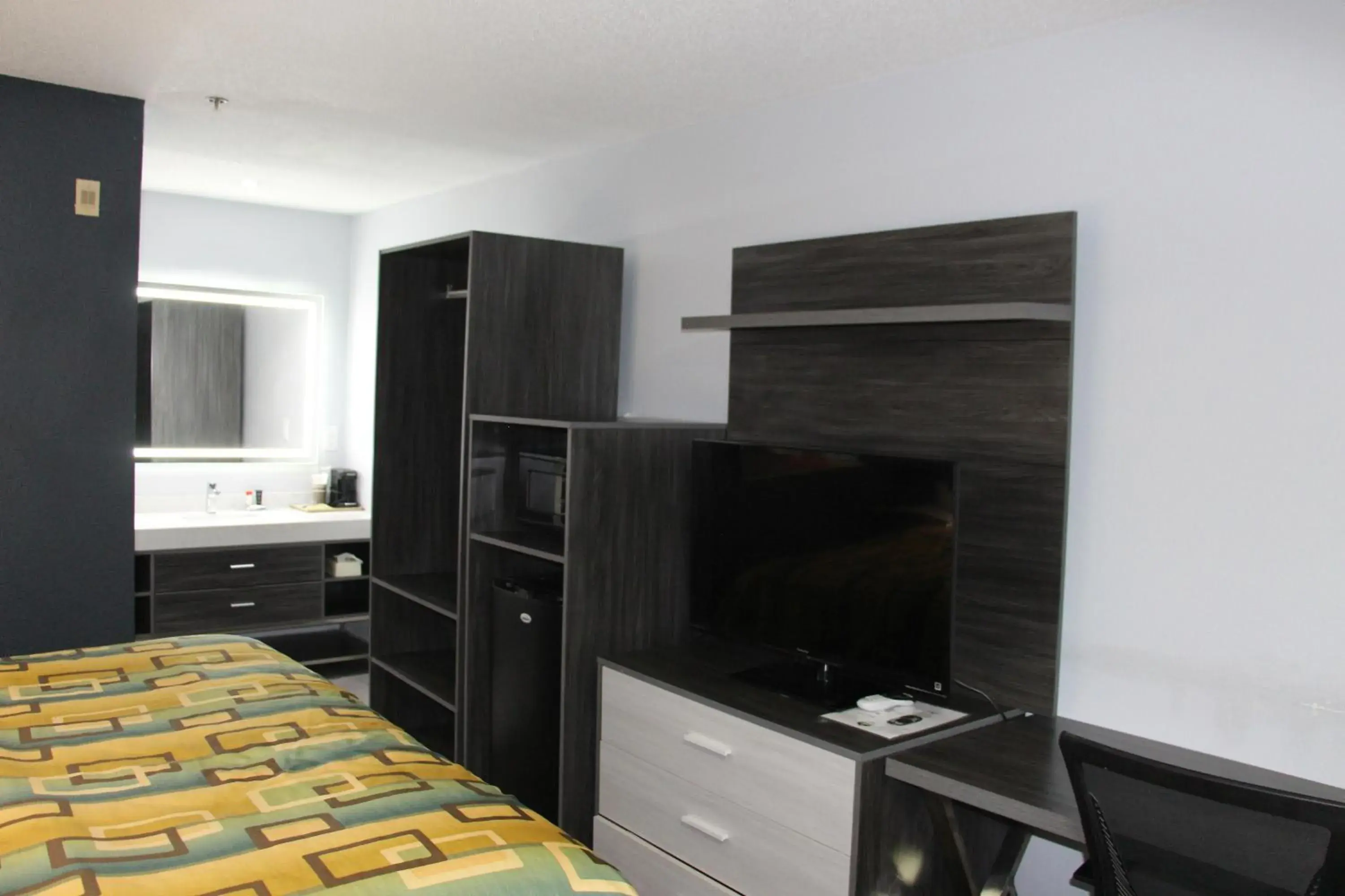 King Room in Douglas Inn & Suites King Room in Douglas Inn & Suites