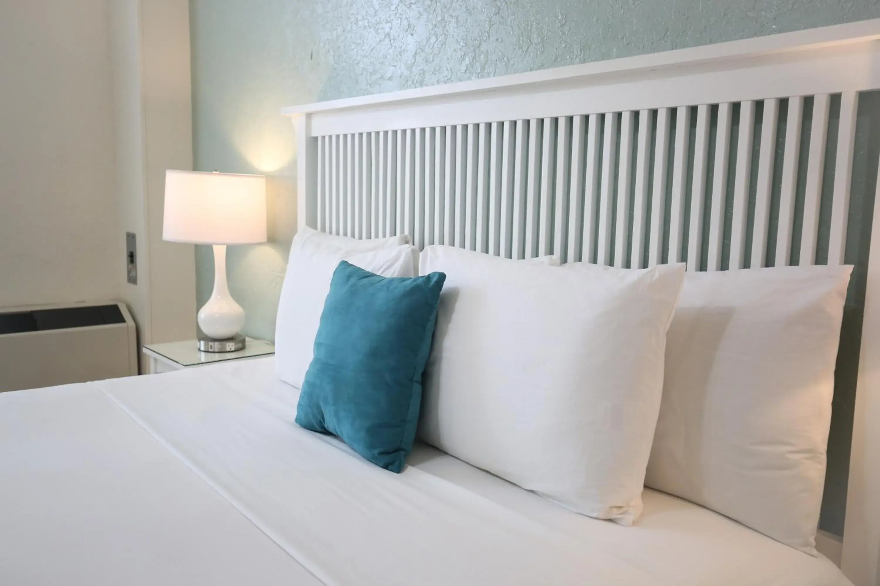 Bed in Hotel Carmel Santa Monica Bed in Hotel Carmel Santa Monica