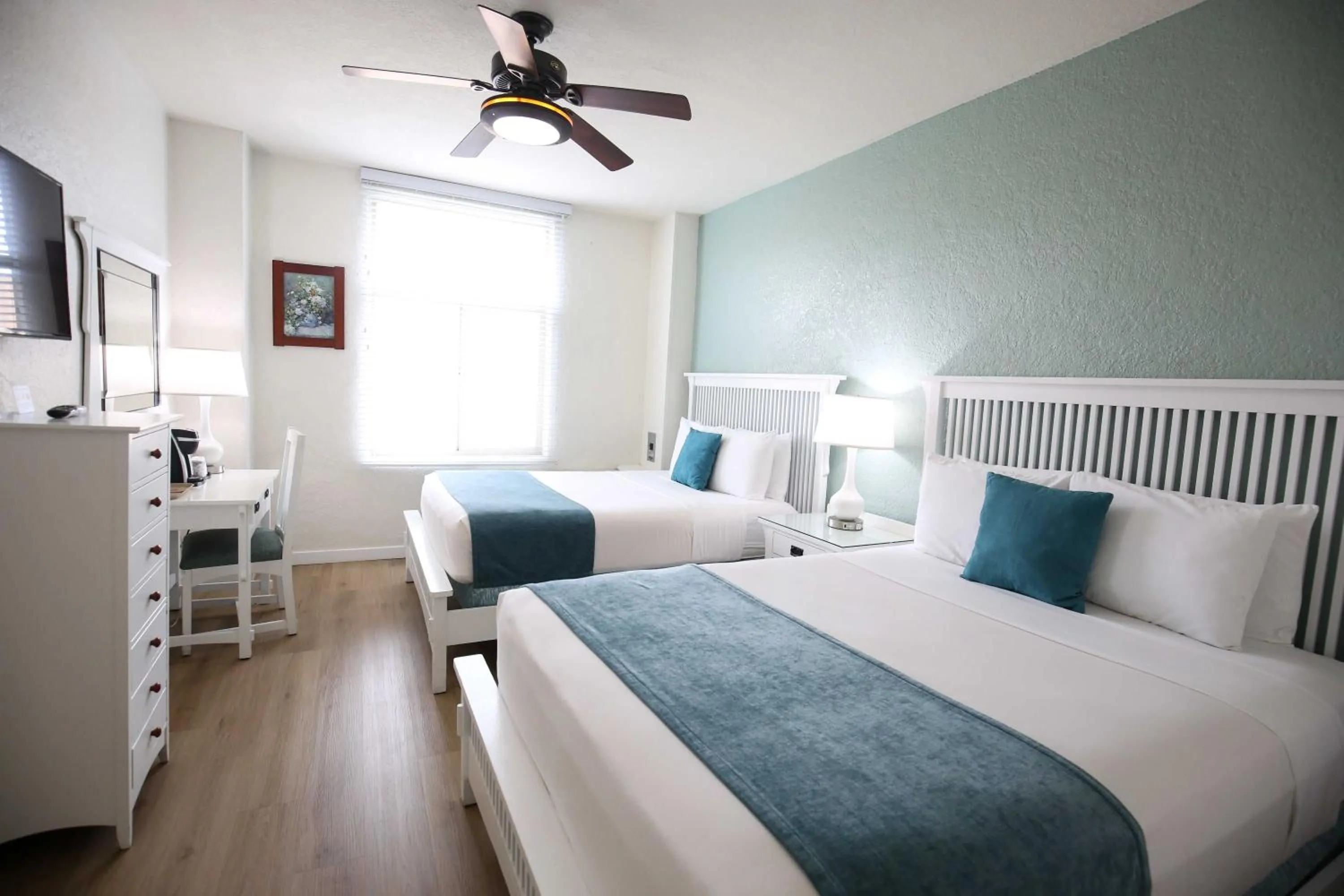 Bed in Hotel Carmel Santa Monica