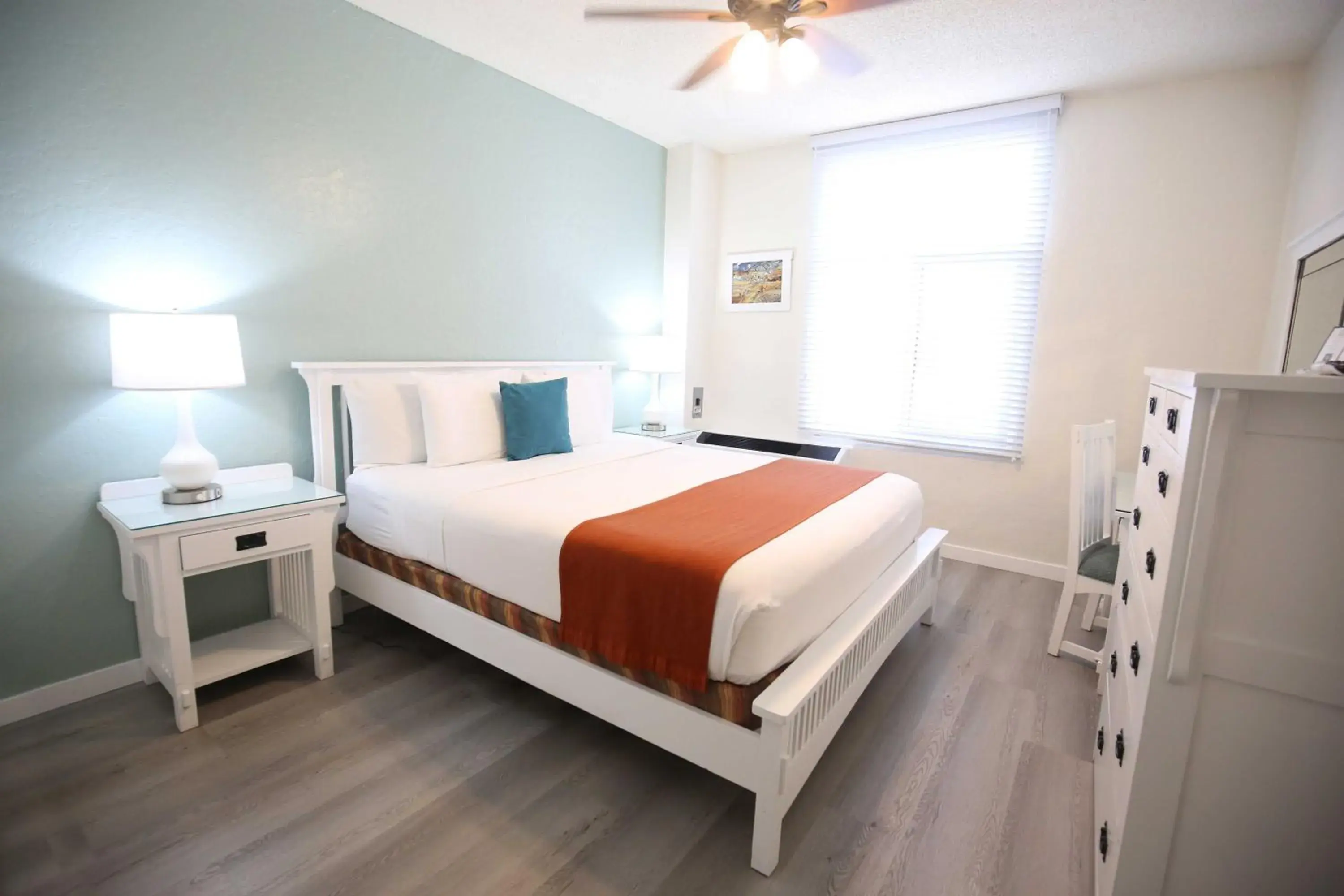 Bed in Hotel Carmel Santa Monica Bed in Hotel Carmel Santa Monica