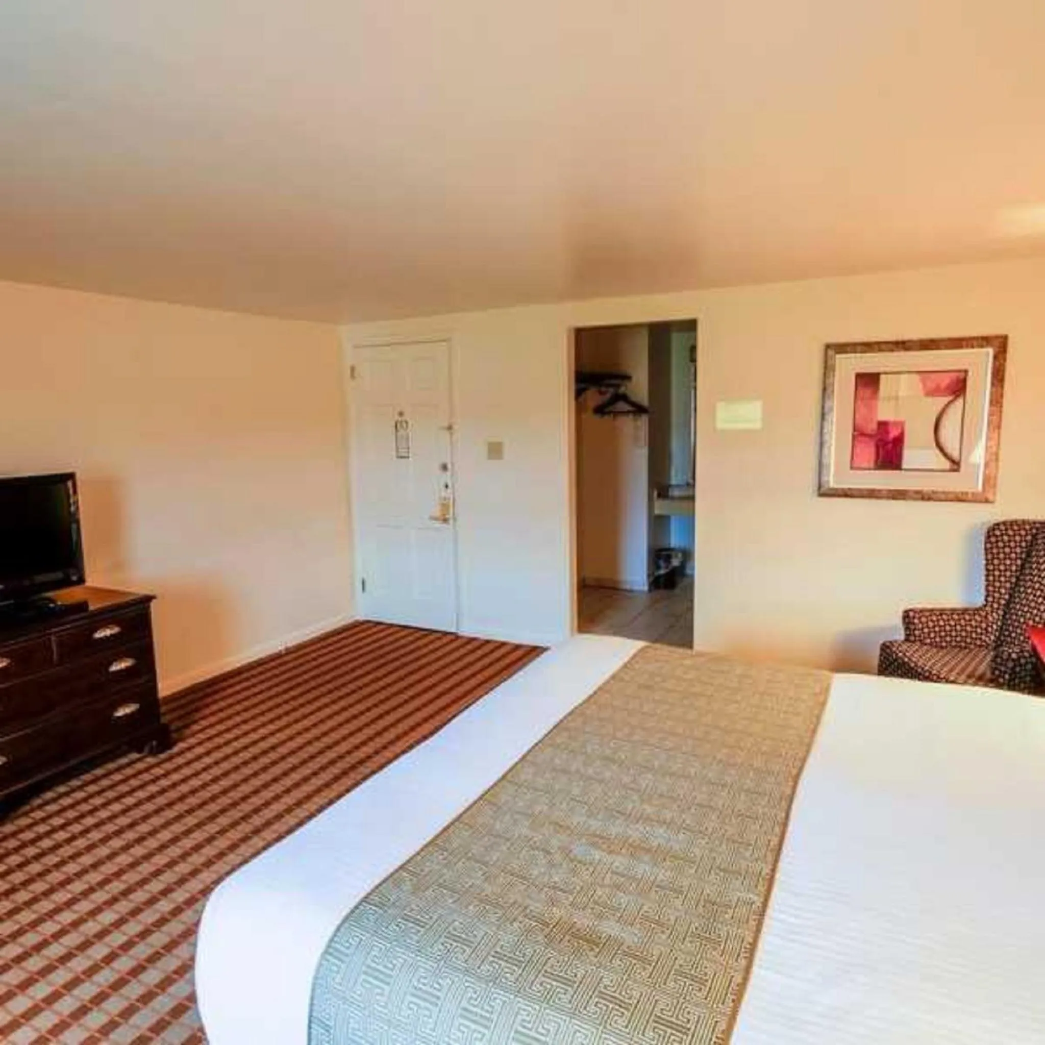 Bed in The Inn at Reading Hotel & Conference Center