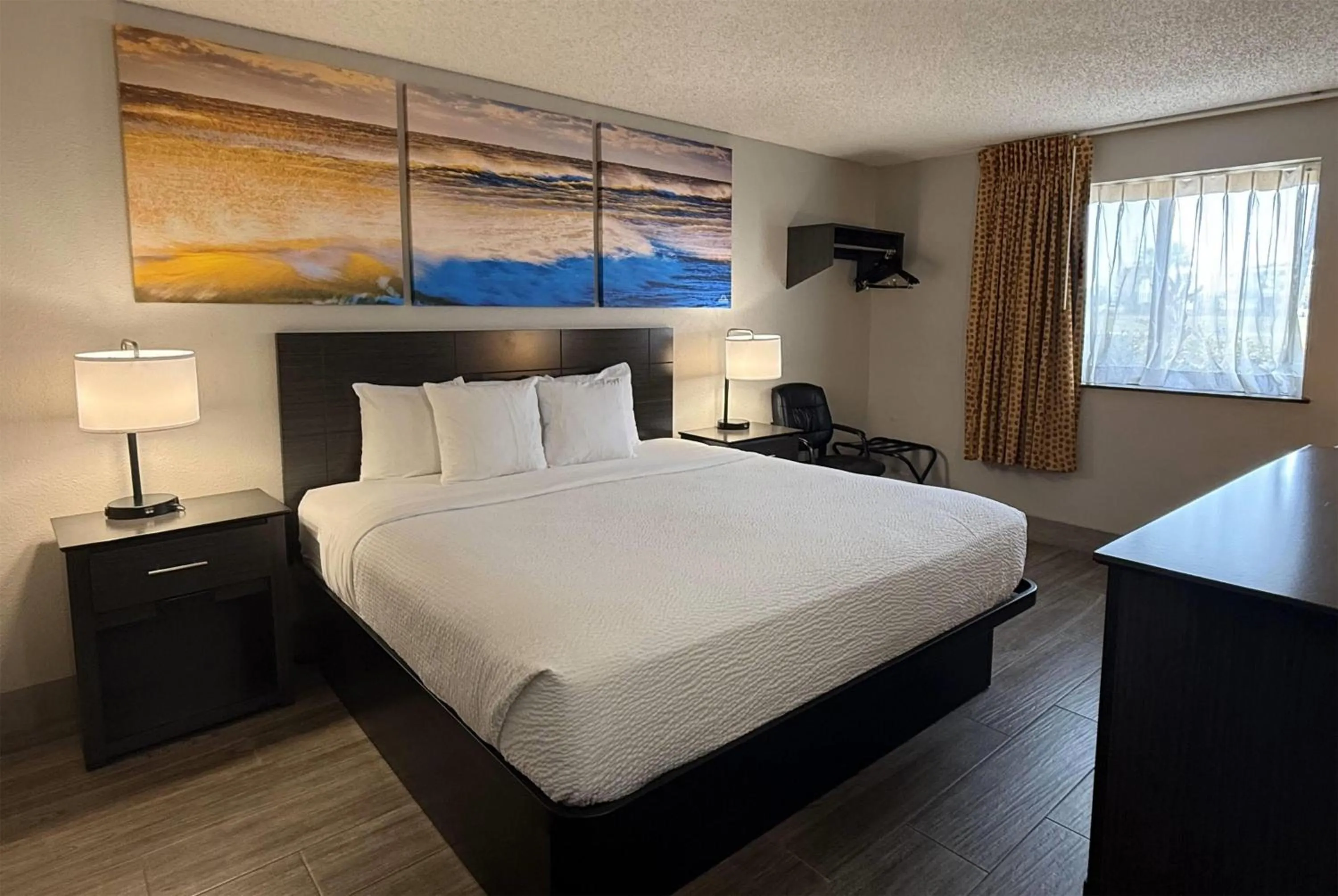 Photo of the whole room, Bed in Days Inn by Wyndham Orange Park/Jacksonville