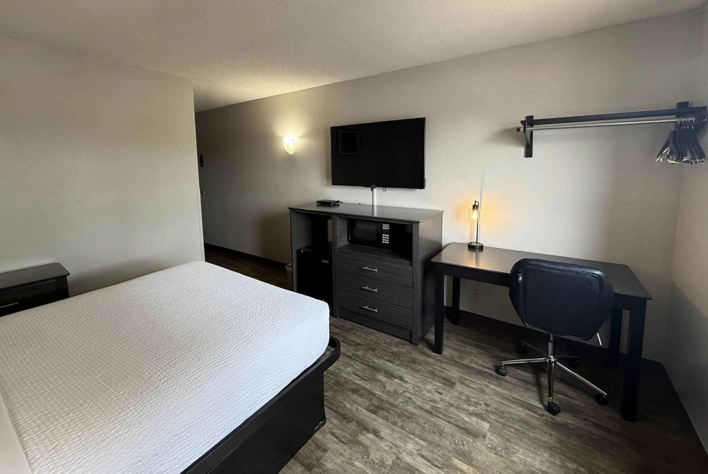 Photo of the whole room, Bed in Days Inn by Wyndham Orange Park/Jacksonville