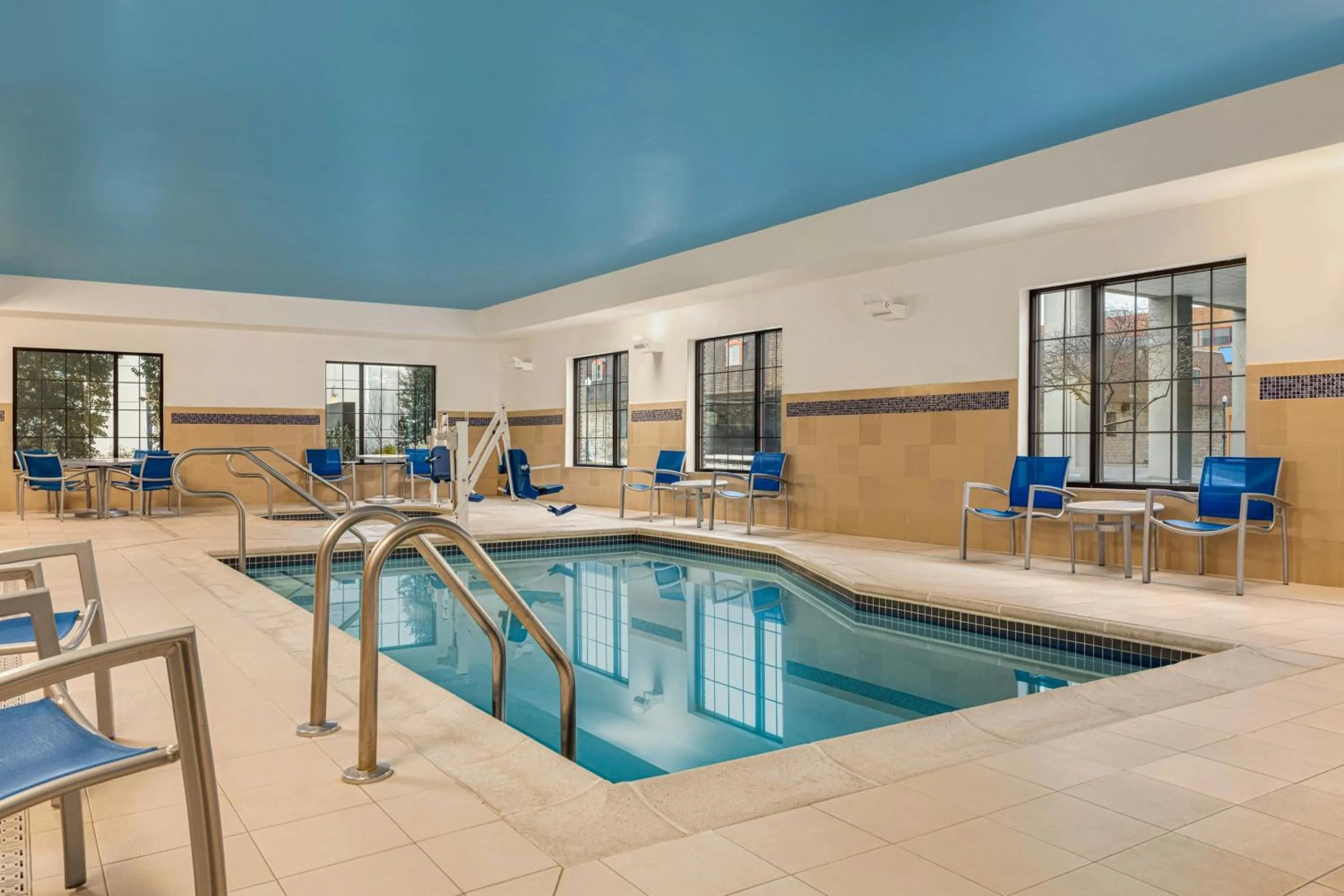 Swimming pool in TownePlace Suites by Marriott Williamsport
