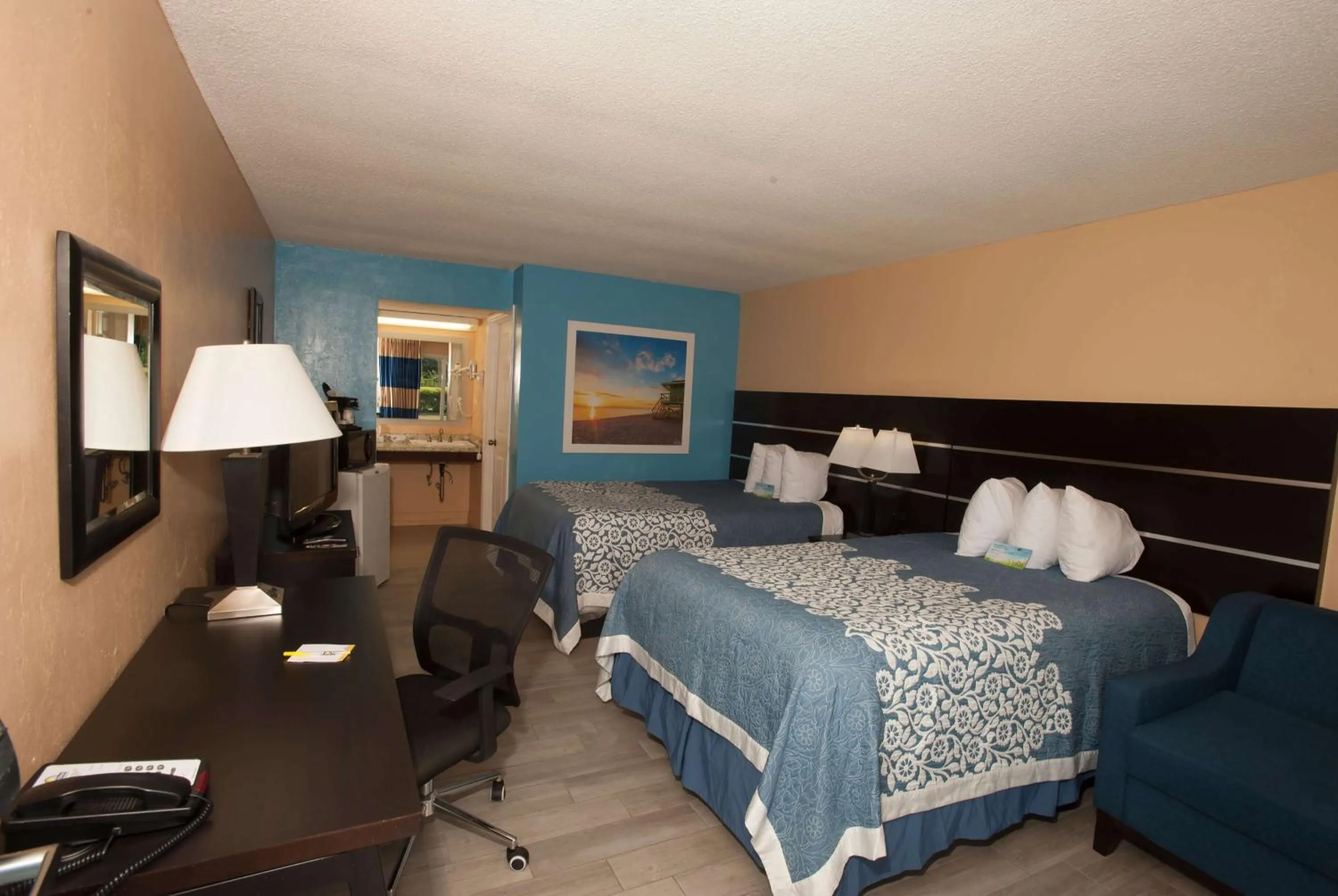 Photo of the whole room, Bed in Days Inn by Wyndham Fort Myers Springs Resort