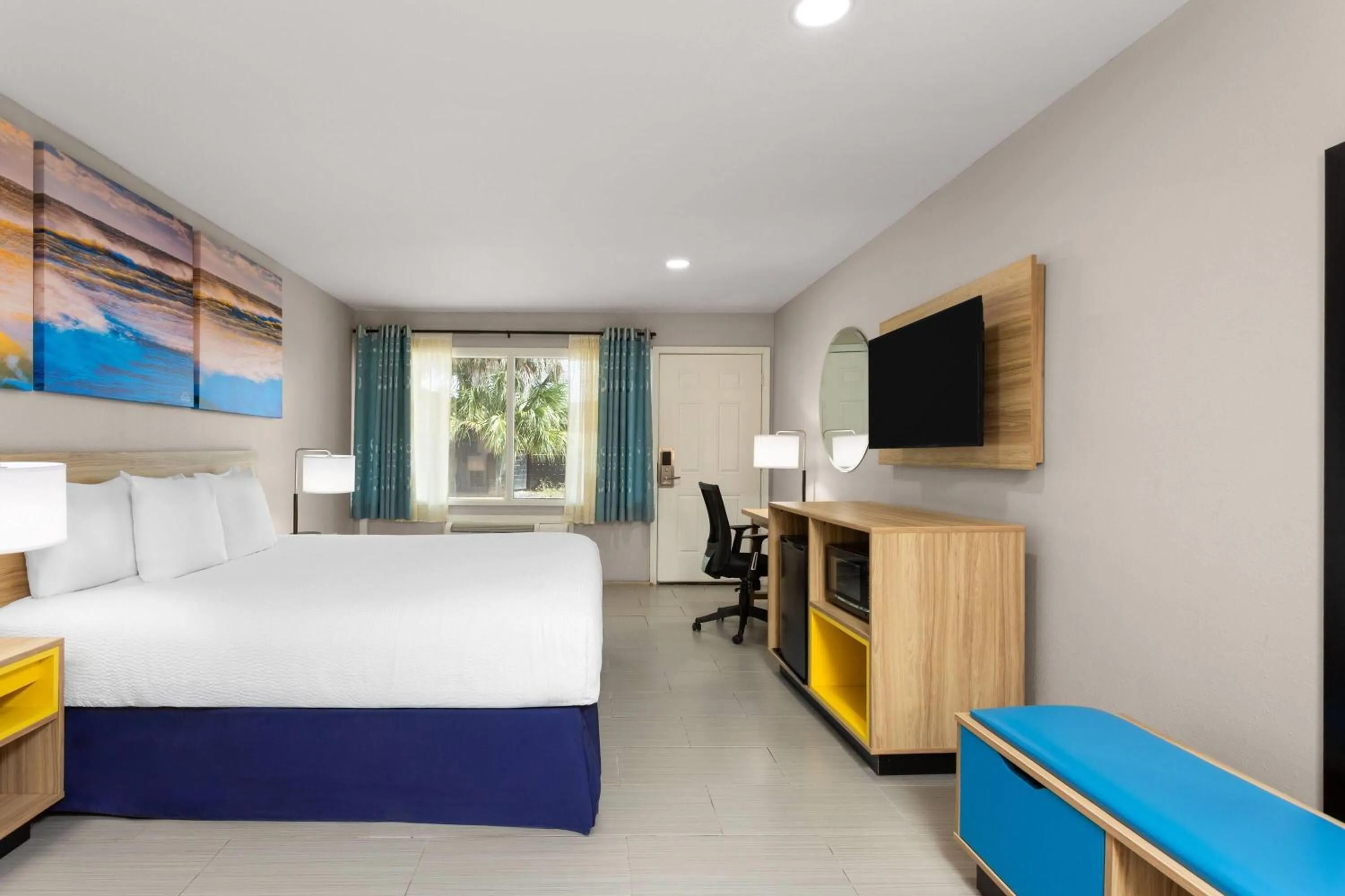 Photo of the whole room, Bed in Days Inn by Wyndham Fort Myers Springs Resort
