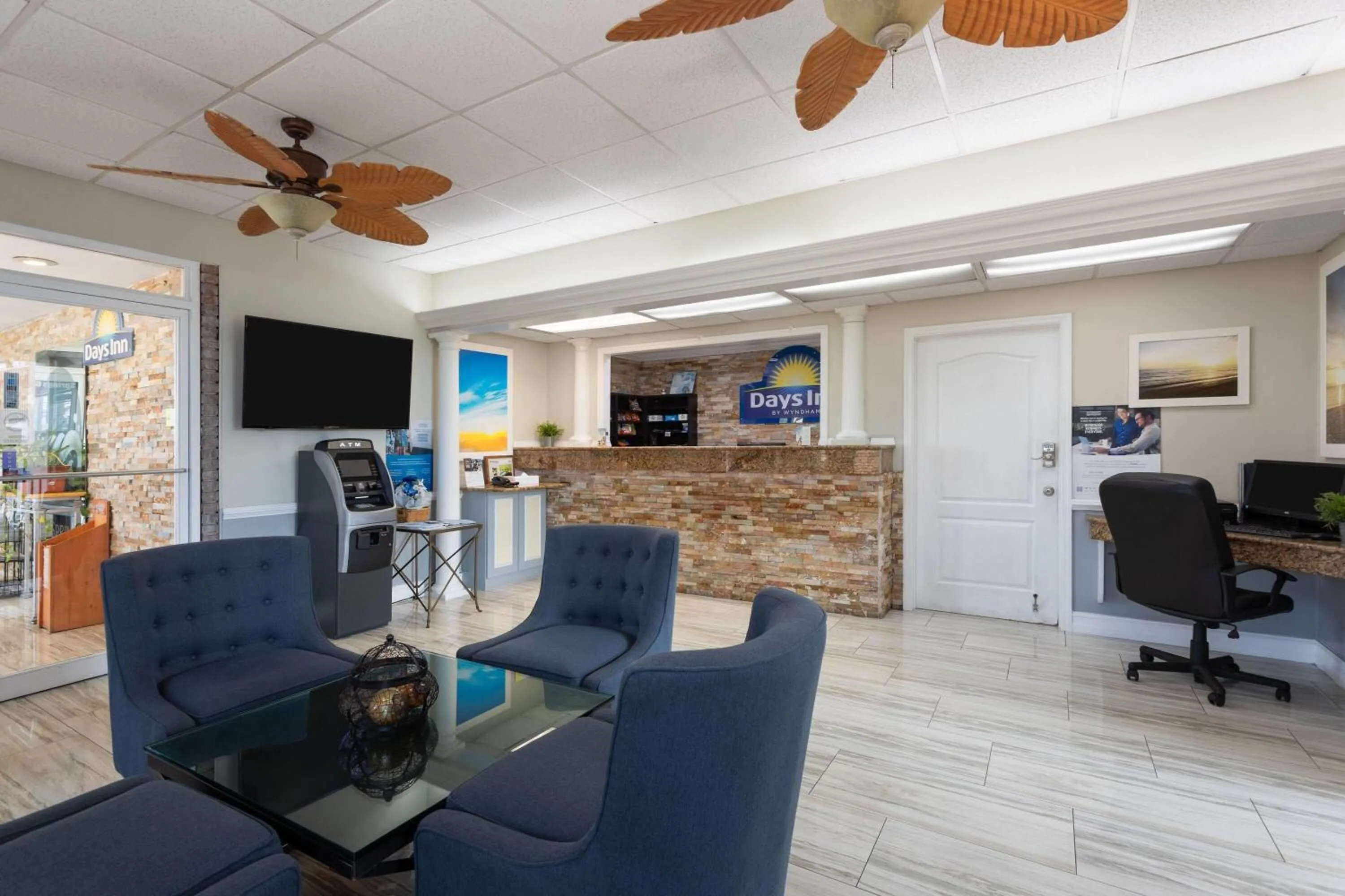 Lobby or reception in Days Inn by Wyndham Fort Myers Springs Resort