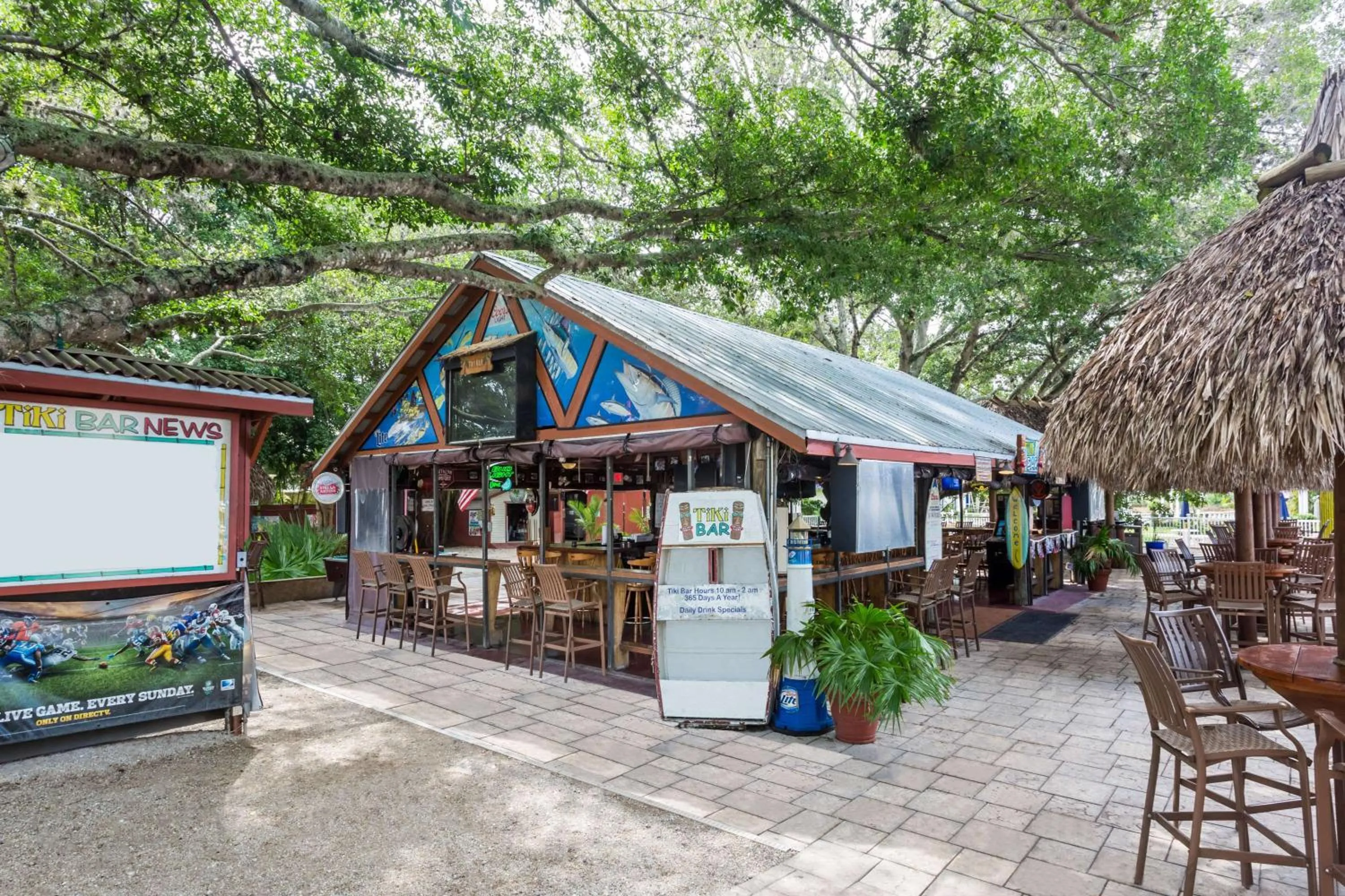 Lounge or bar in Days Inn by Wyndham Fort Myers Springs Resort