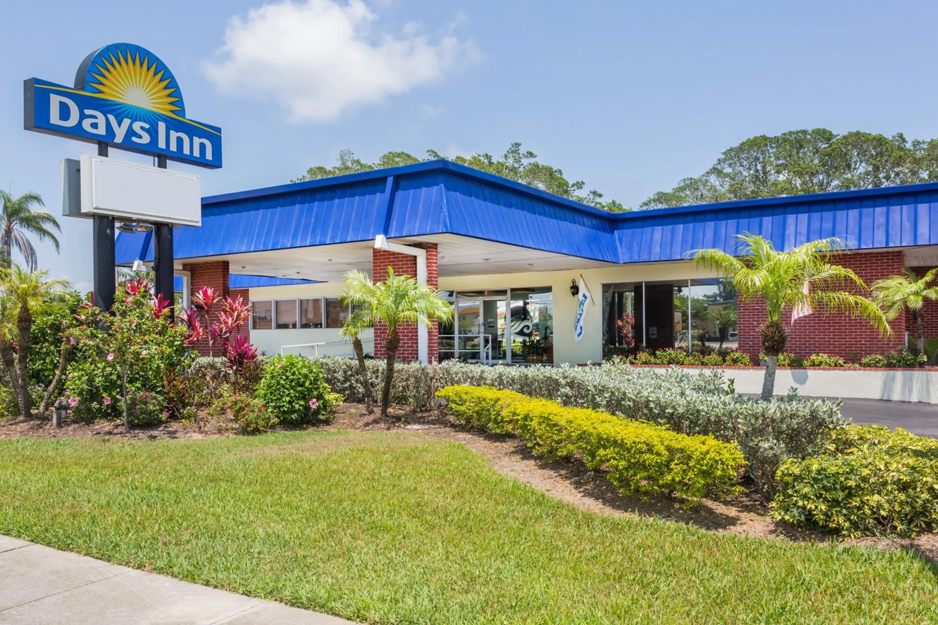 Property building in Days Inn by Wyndham Fort Myers Springs Resort