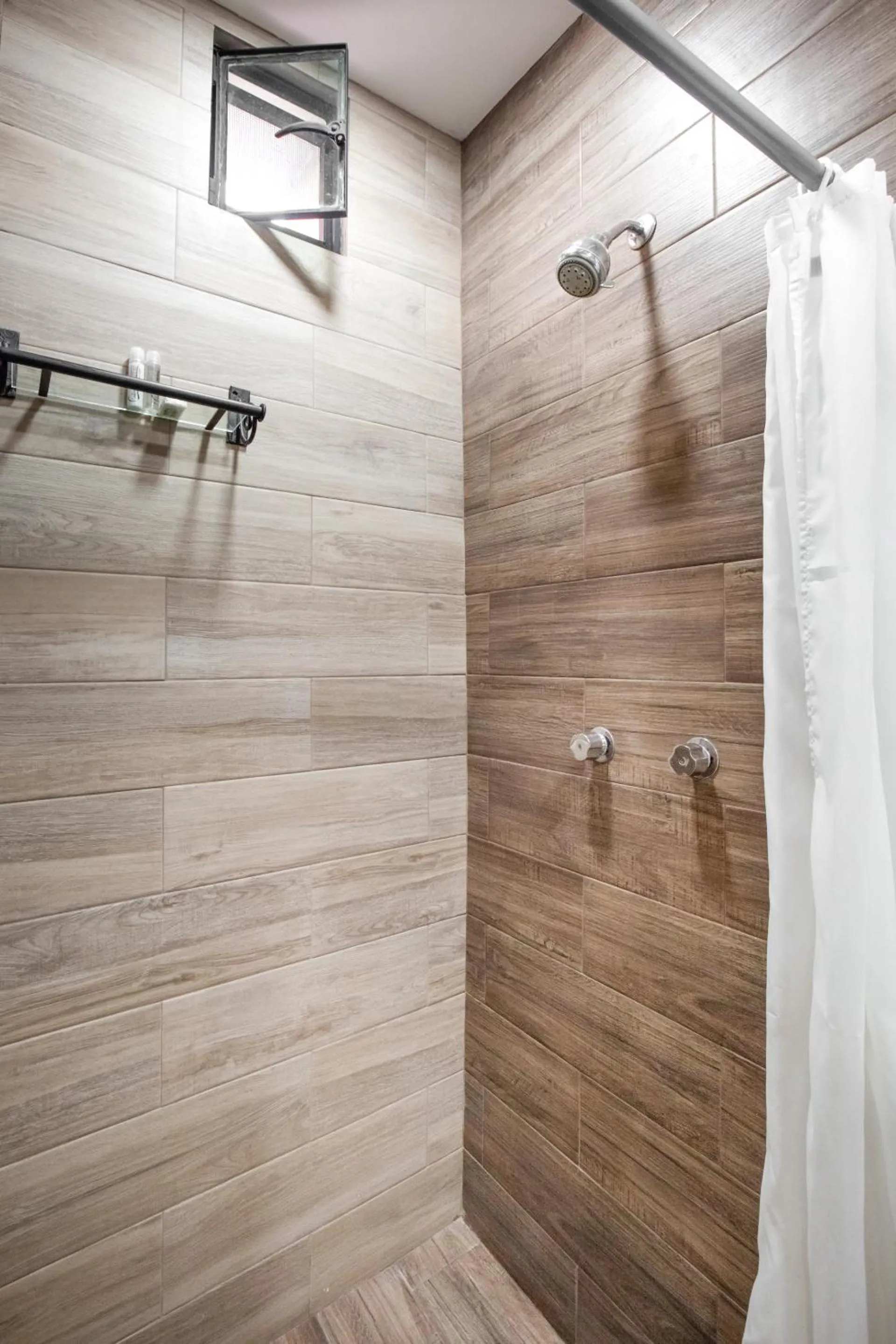 Bathroom in Capital O El Andariego, Oaxaca