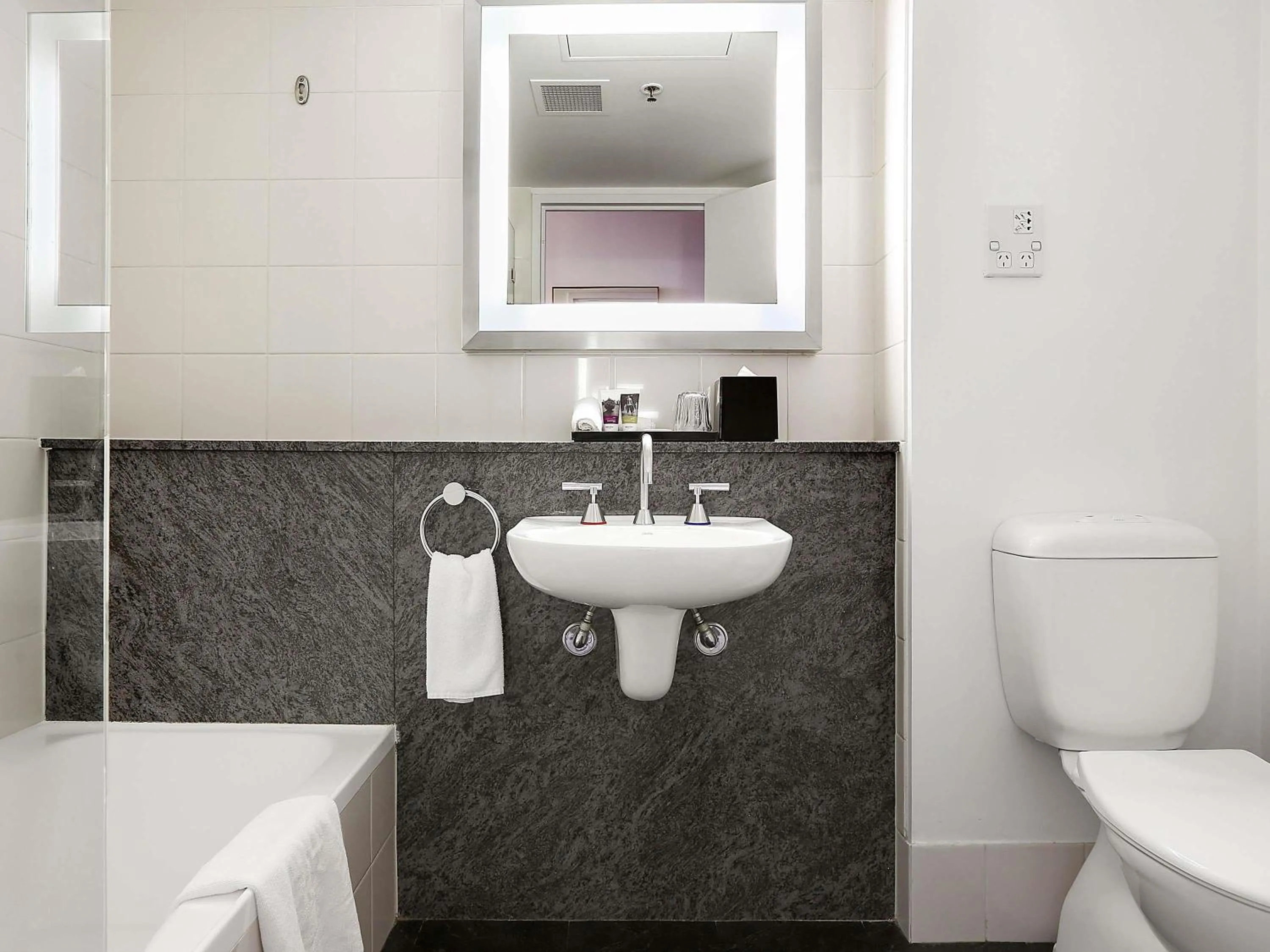 Bedroom in Mercure Sydney