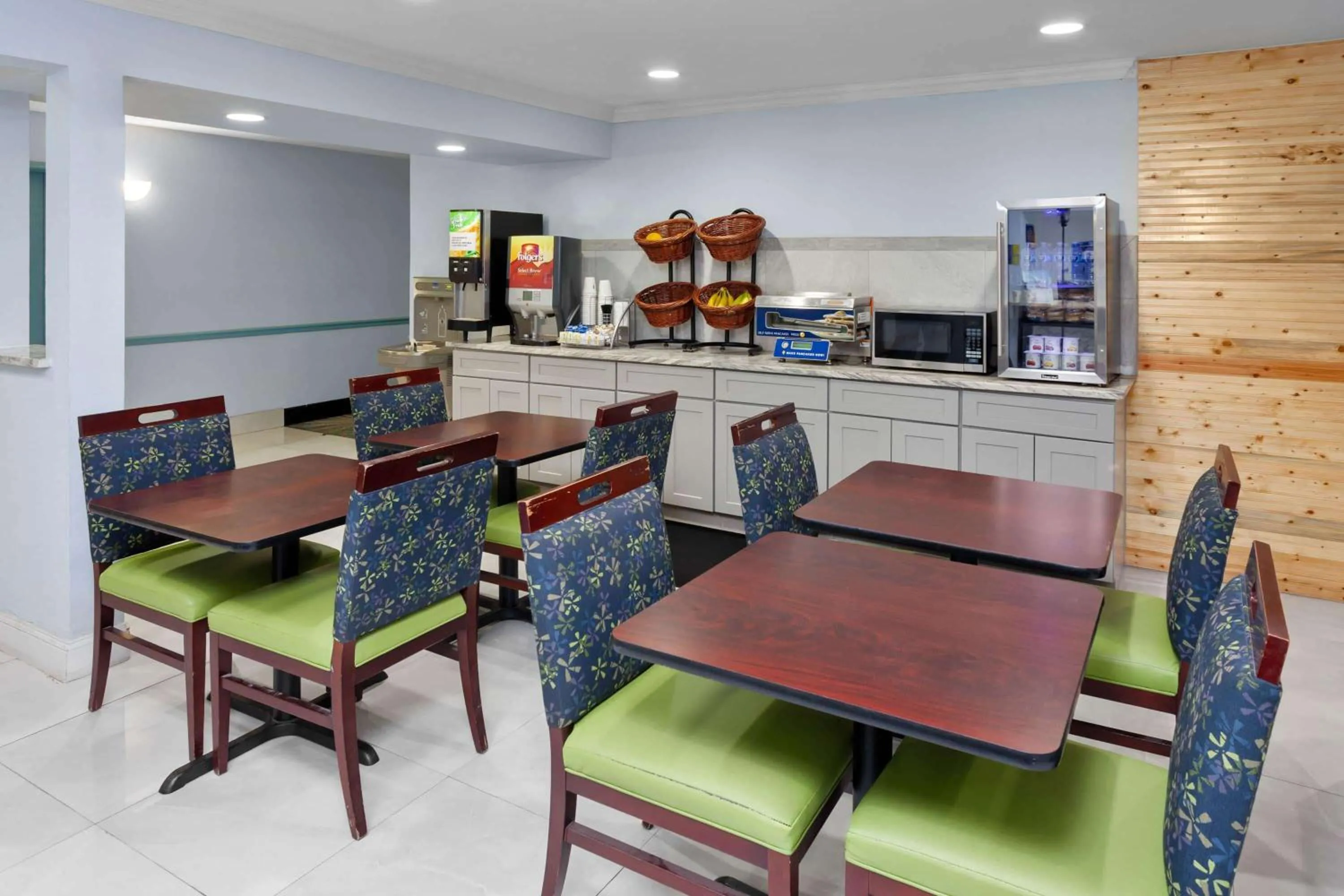 Breakfast in Days Inn & Suites by Wyndham Siler City