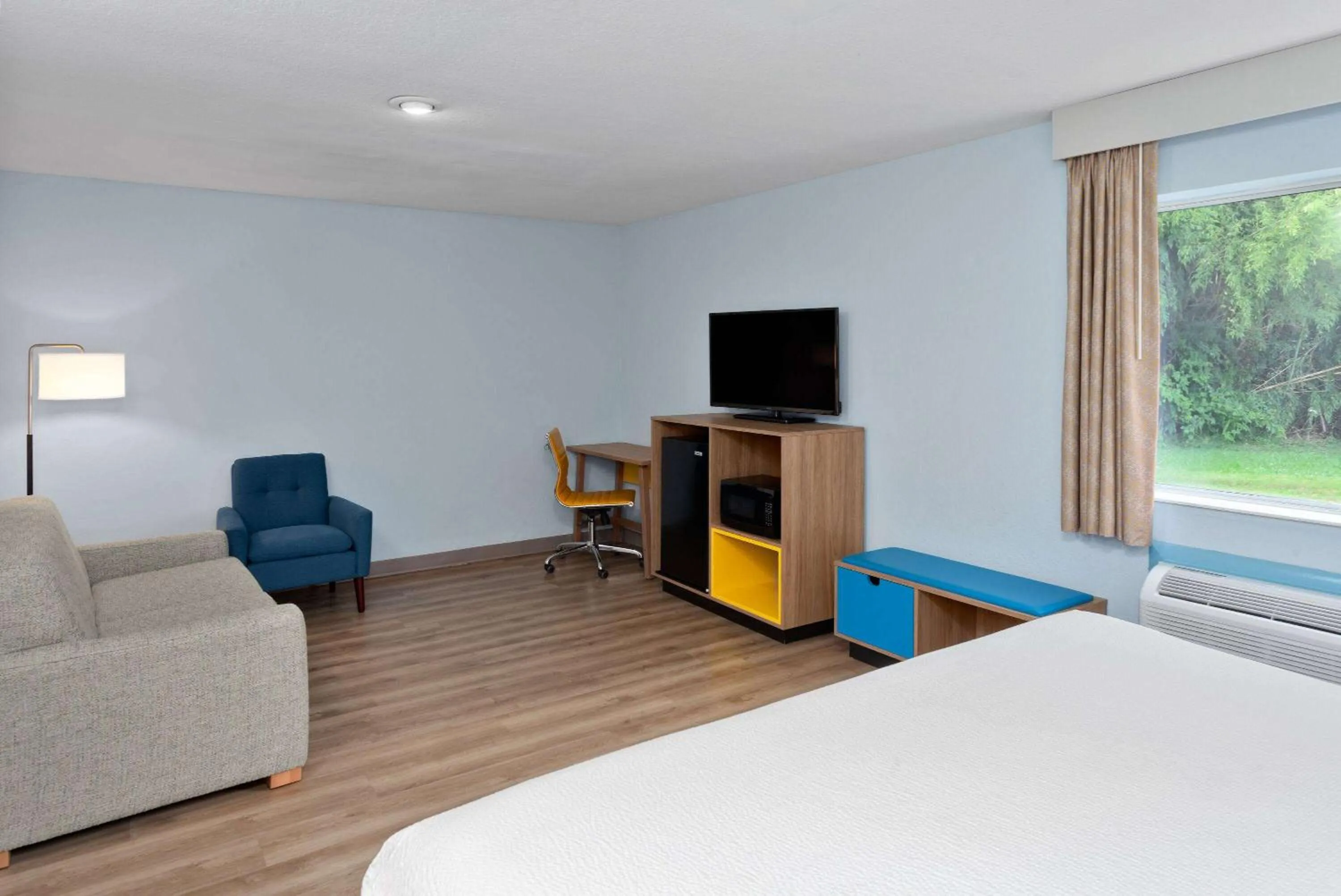 Photo of the whole room, Bed in Days Inn & Suites by Wyndham Siler City