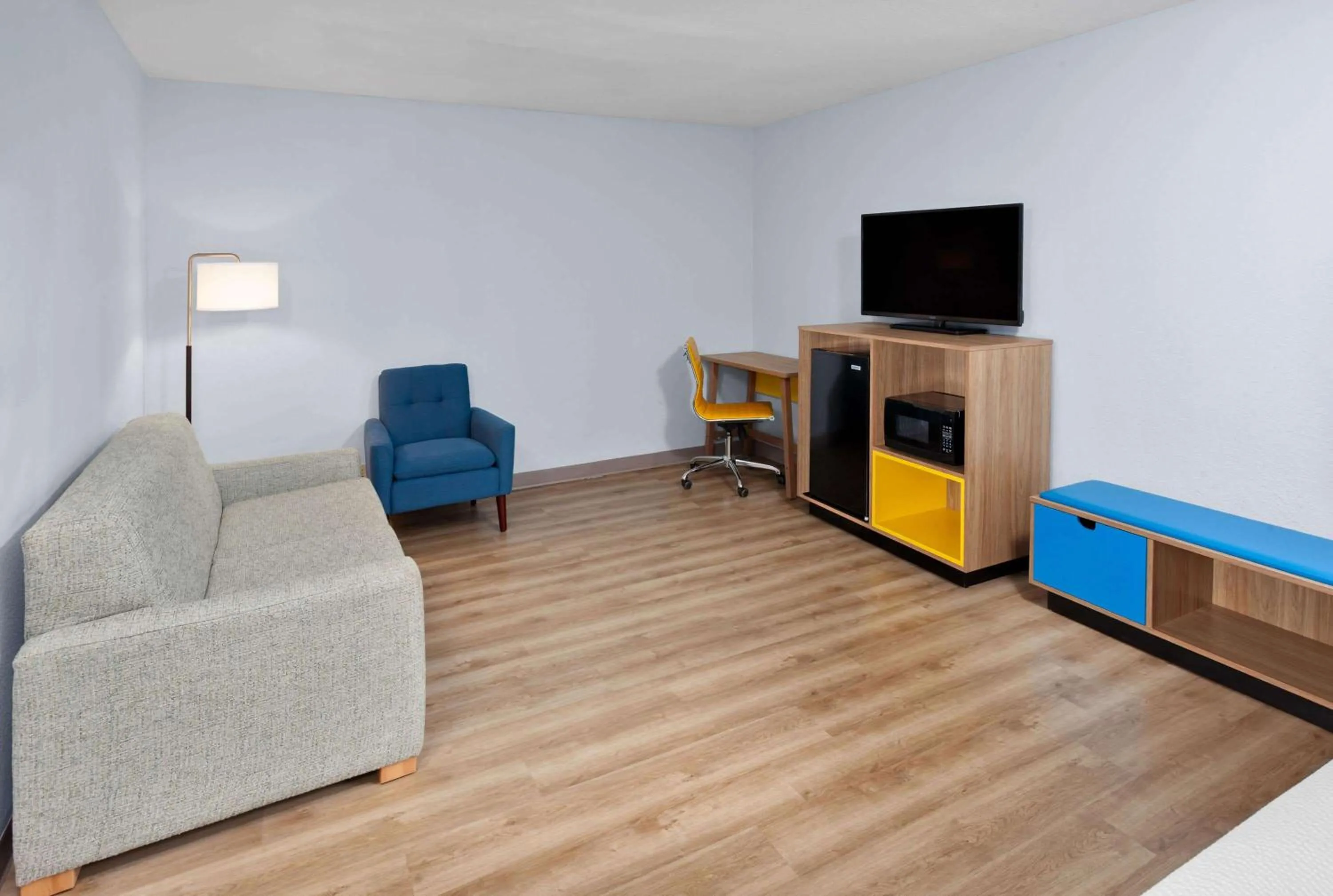 Photo of the whole room in Days Inn & Suites by Wyndham Siler City