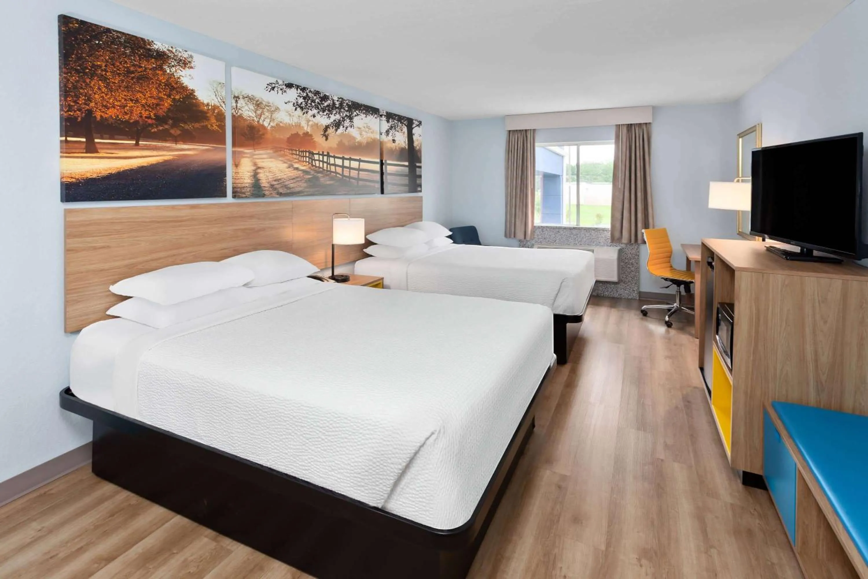 Photo of the whole room, Bed in Days Inn & Suites by Wyndham Siler City