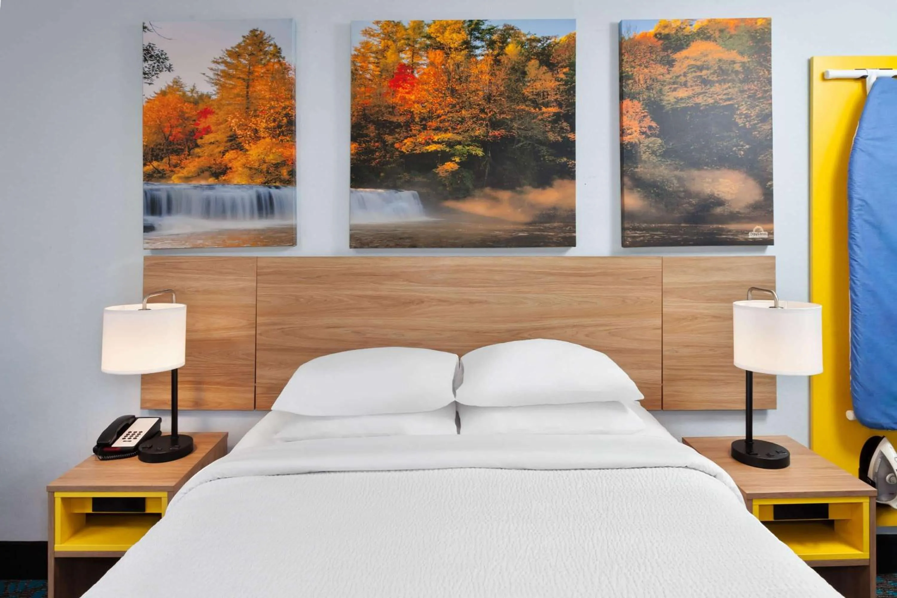 Photo of the whole room, Bed in Days Inn & Suites by Wyndham Siler City