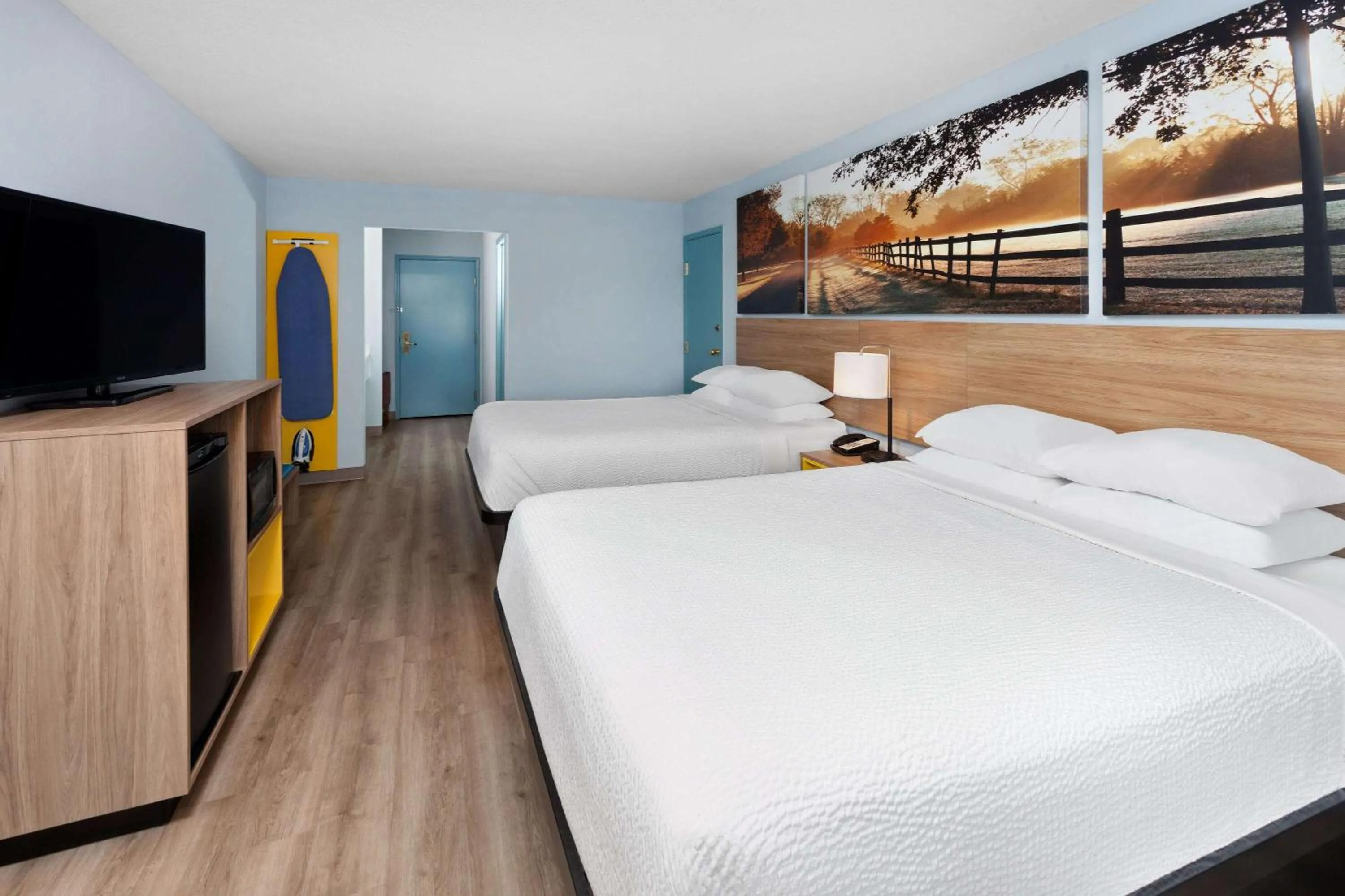 Photo of the whole room, Bed in Days Inn & Suites by Wyndham Siler City