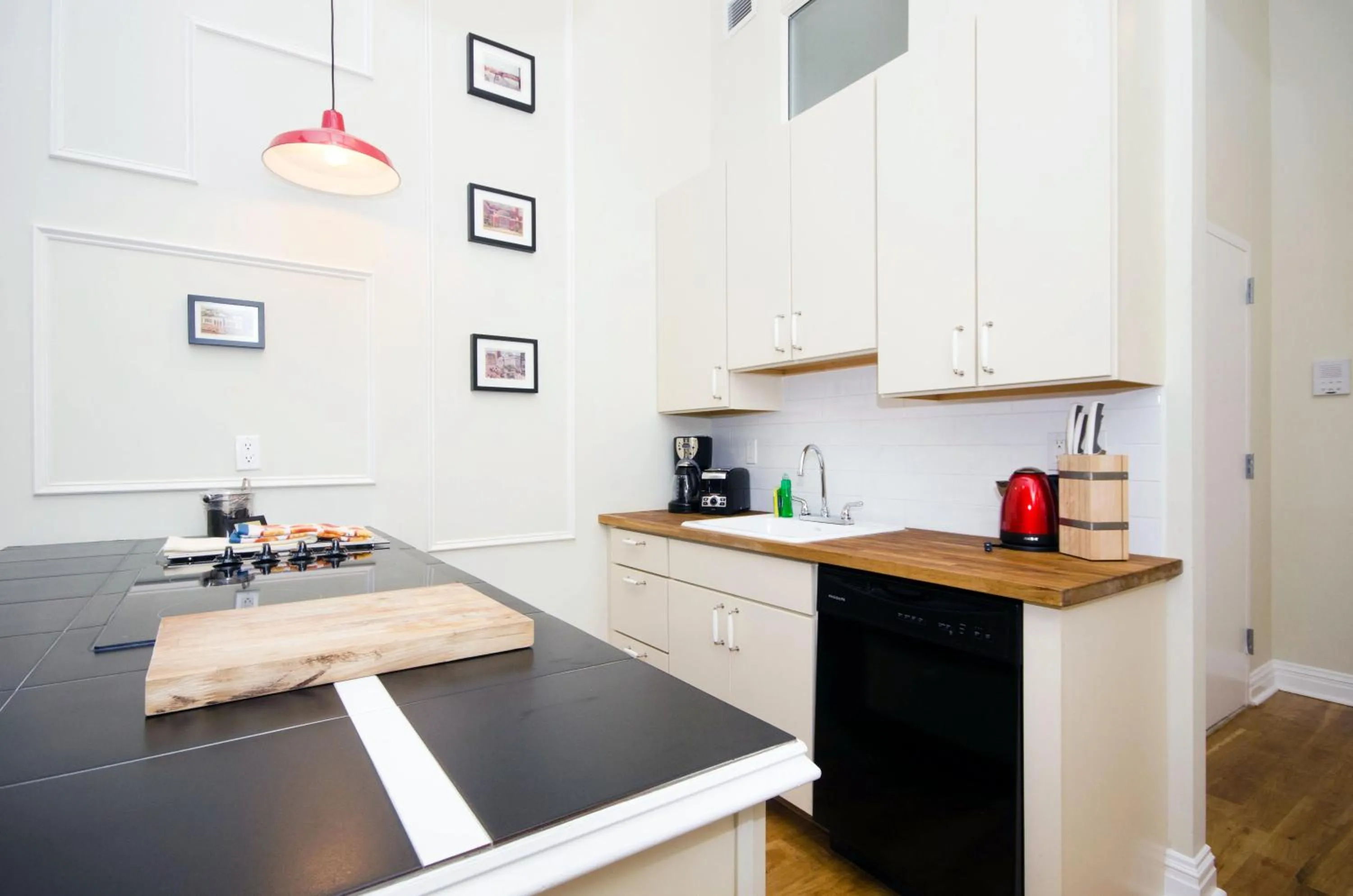 Kitchen or kitchenette in The Box House Hotel