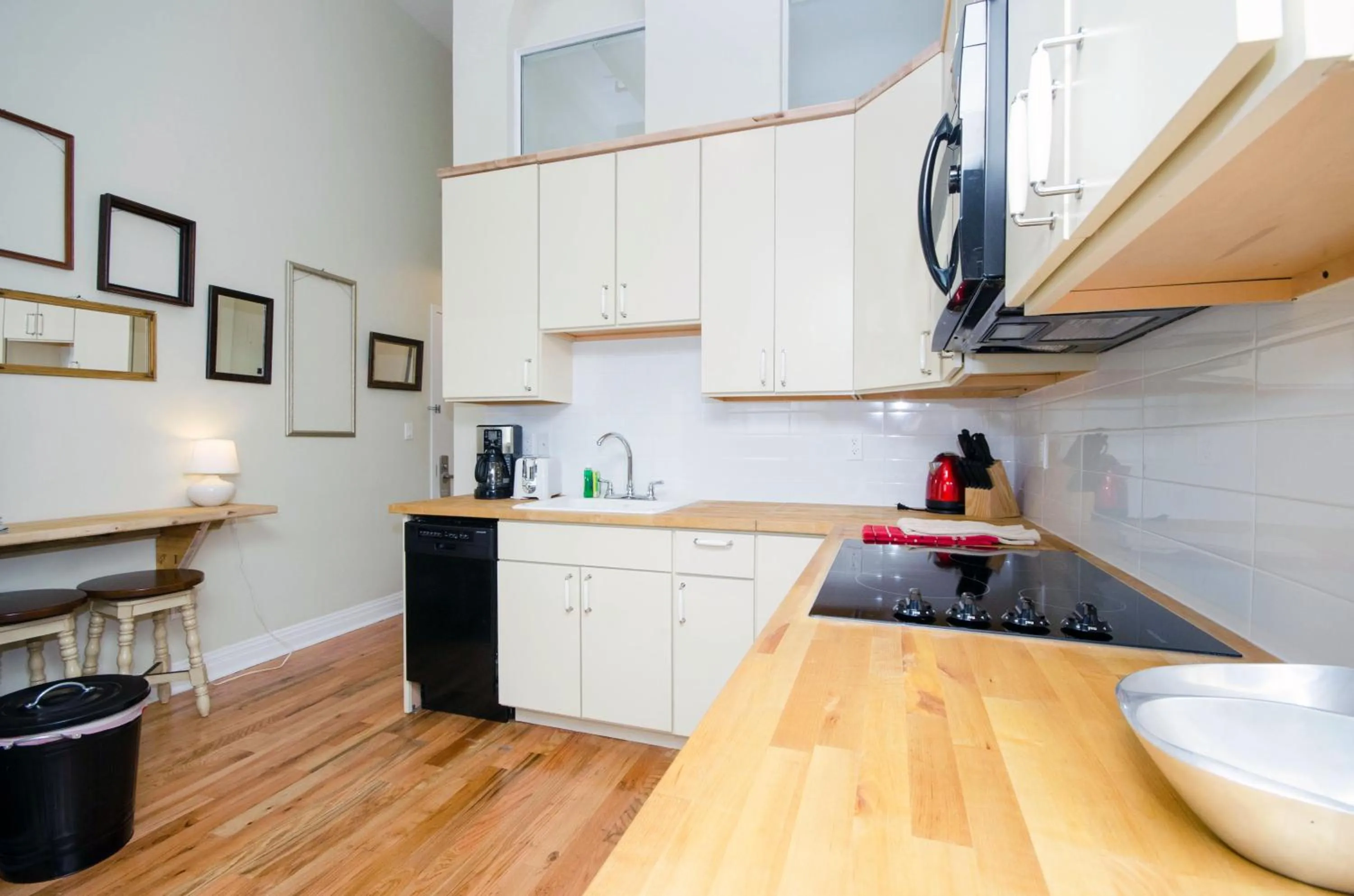 Kitchen or kitchenette in The Box House Hotel