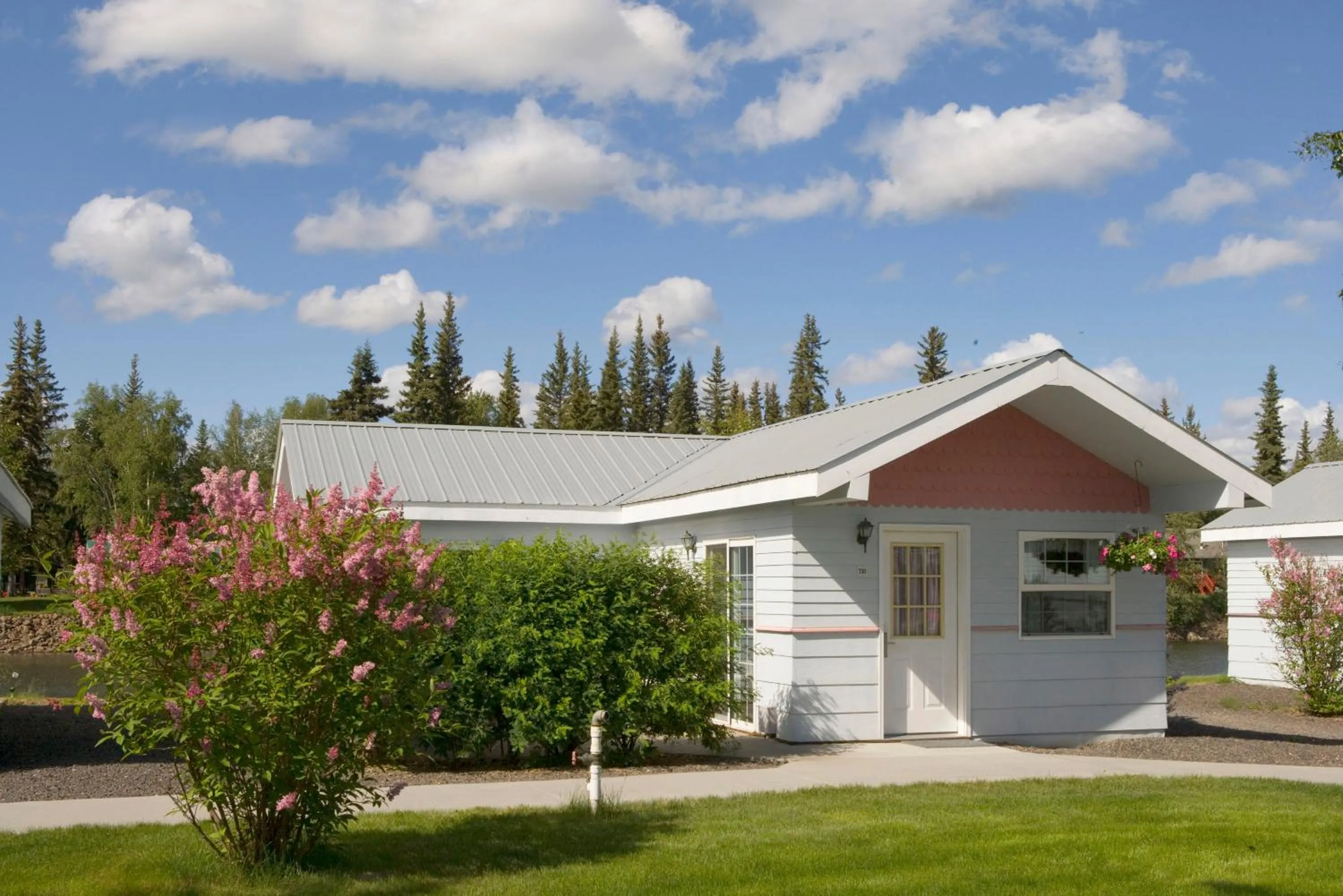 Facade/entrance in River's Edge Resort
